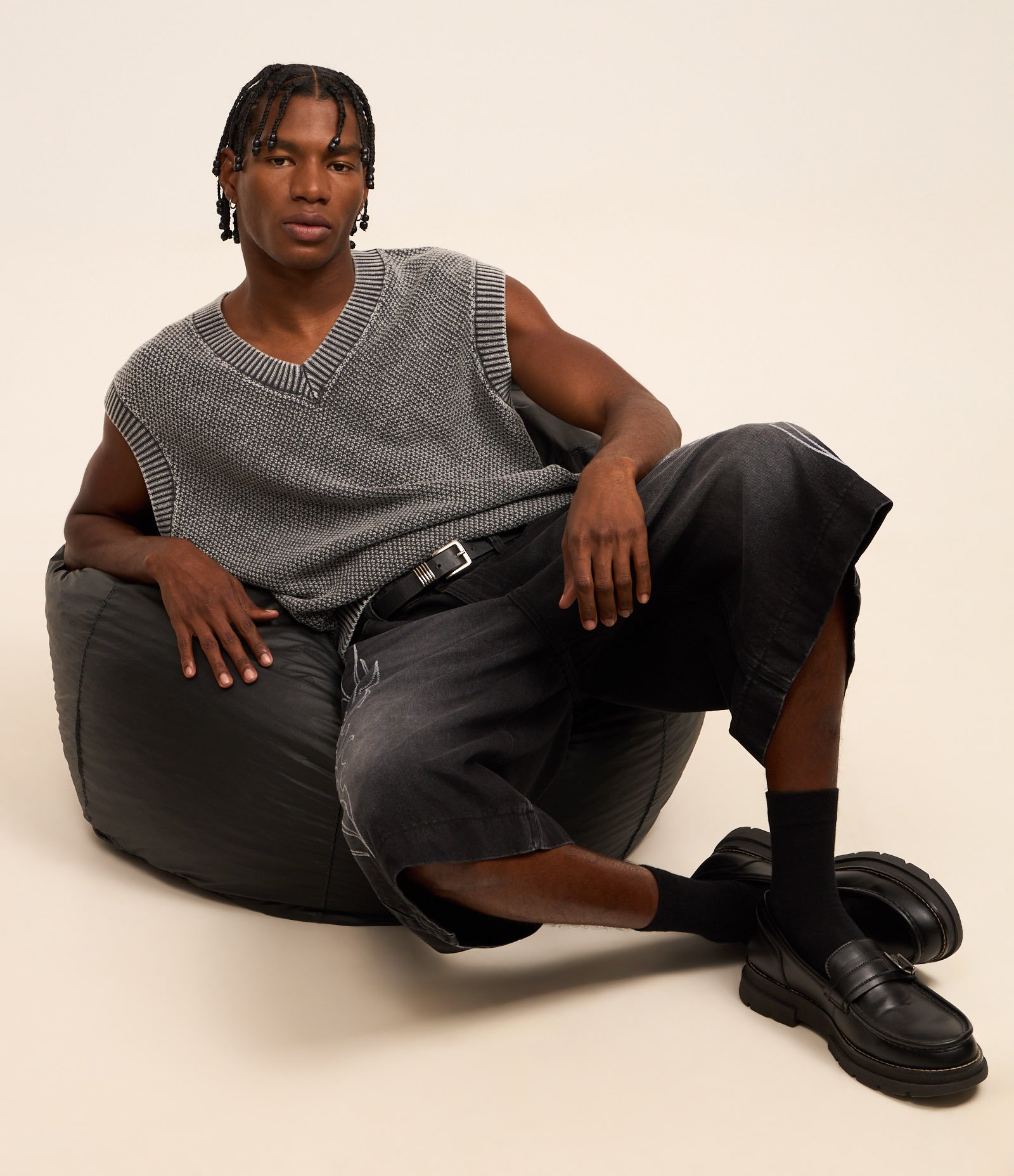 Bermuda Super Baggy em Jeans com Bordado Frontal Preto 6