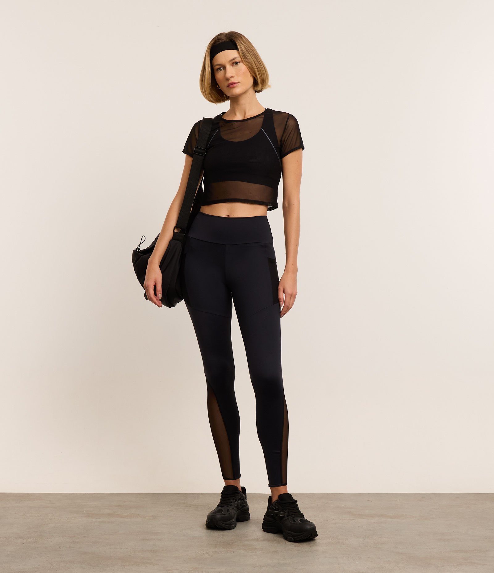 Calça Legging Esportiva em Microfibra com Recortes de Tule e Bolsos Preto 2