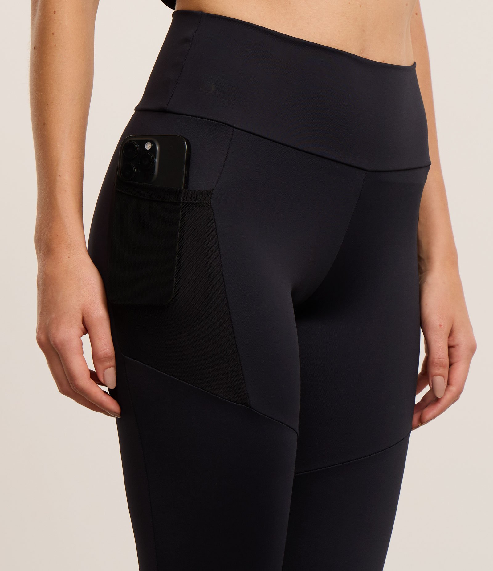 Calça Legging Esportiva em Microfibra com Recortes de Tule e Bolsos Preto 4