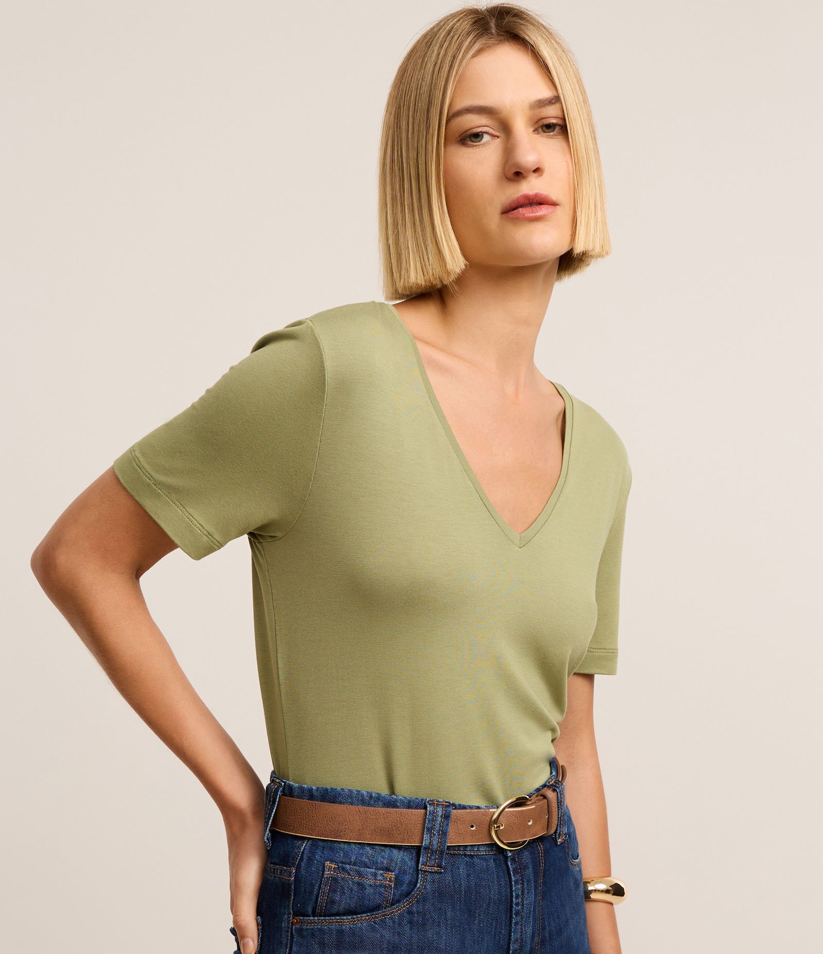 Blusa Básica em Viscose com Decote V Verde 1