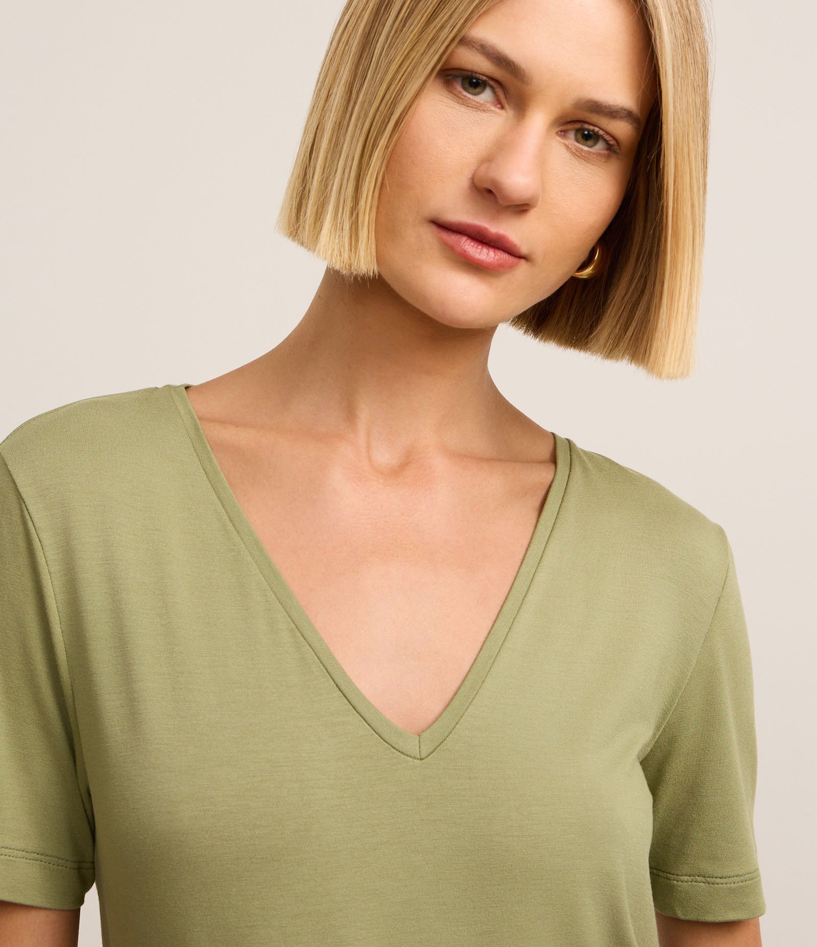 Blusa Básica em Viscose com Decote V Verde 3