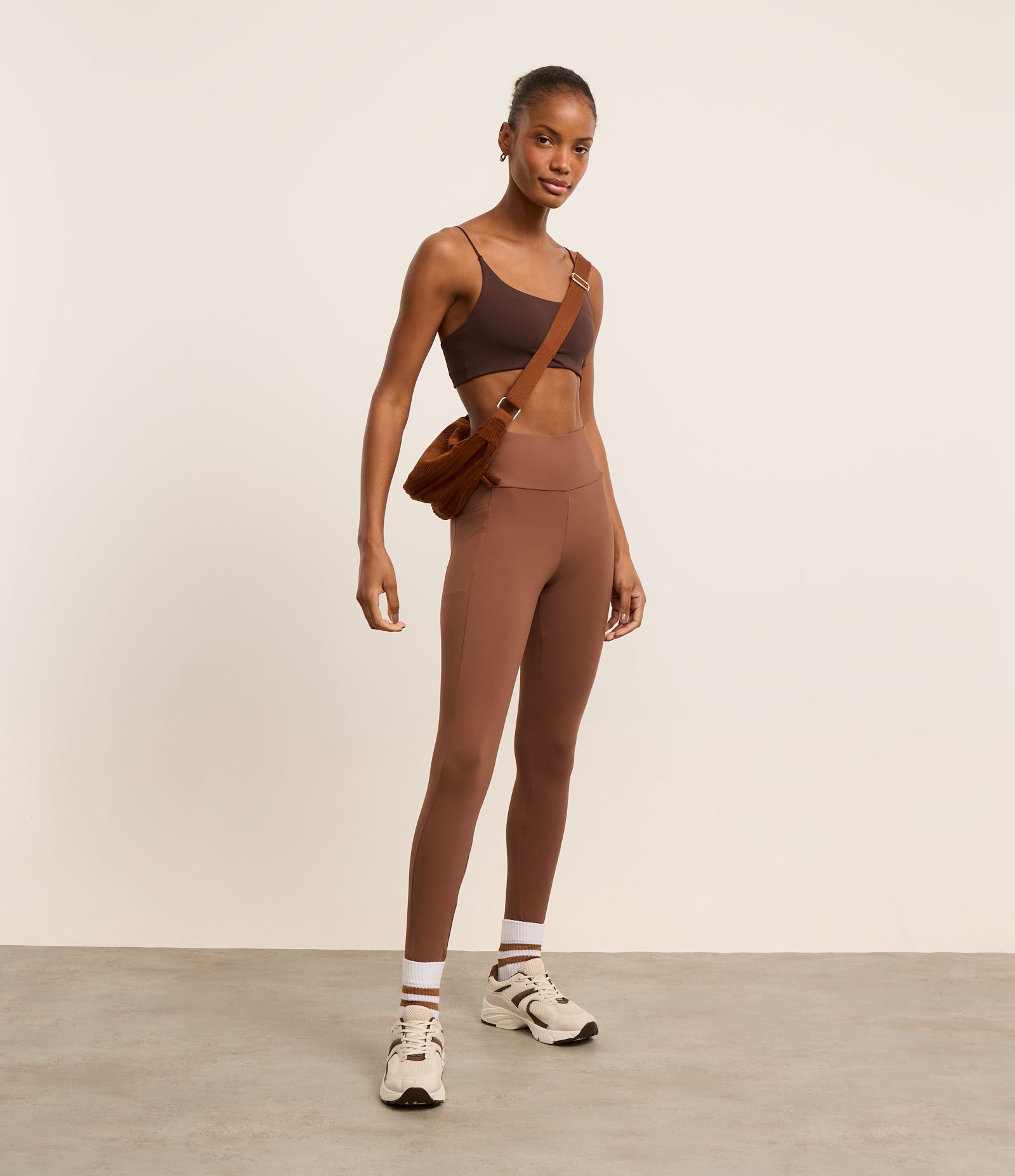 Calça Legging Esportiva com Bolsos Laterais Marrom 1