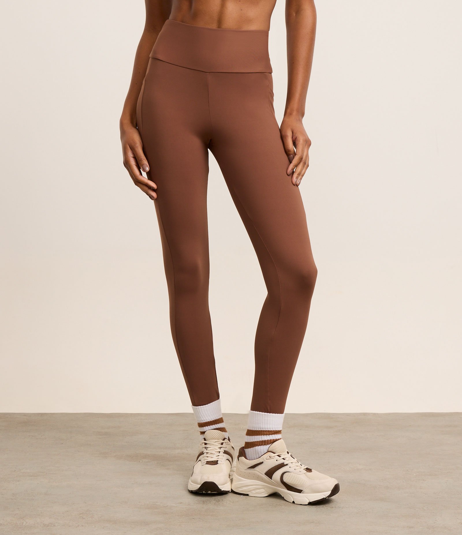 Calça Legging Esportiva com Bolsos Laterais Marrom 2