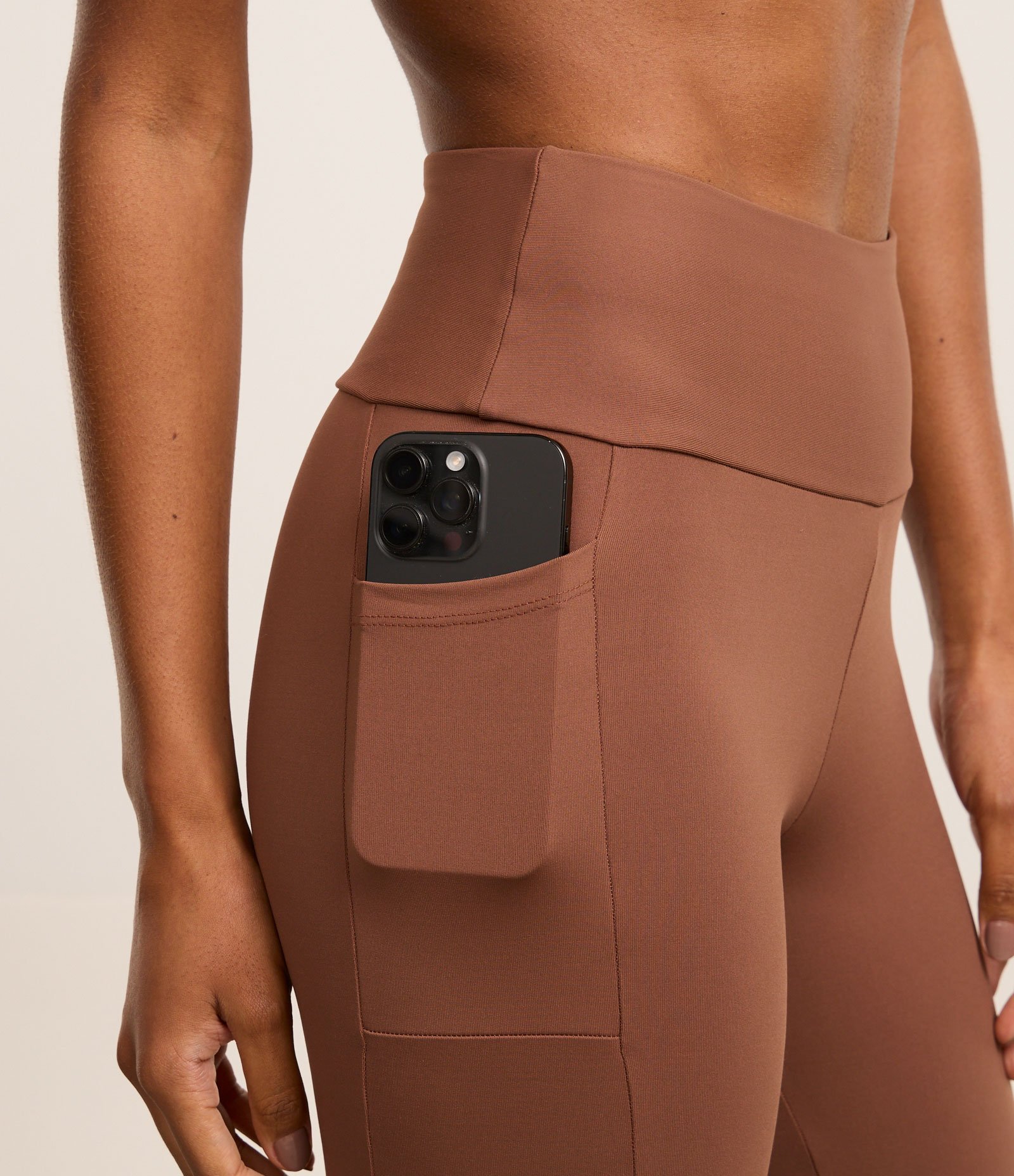 Calça Legging Esportiva com Bolsos Laterais Marrom 4
