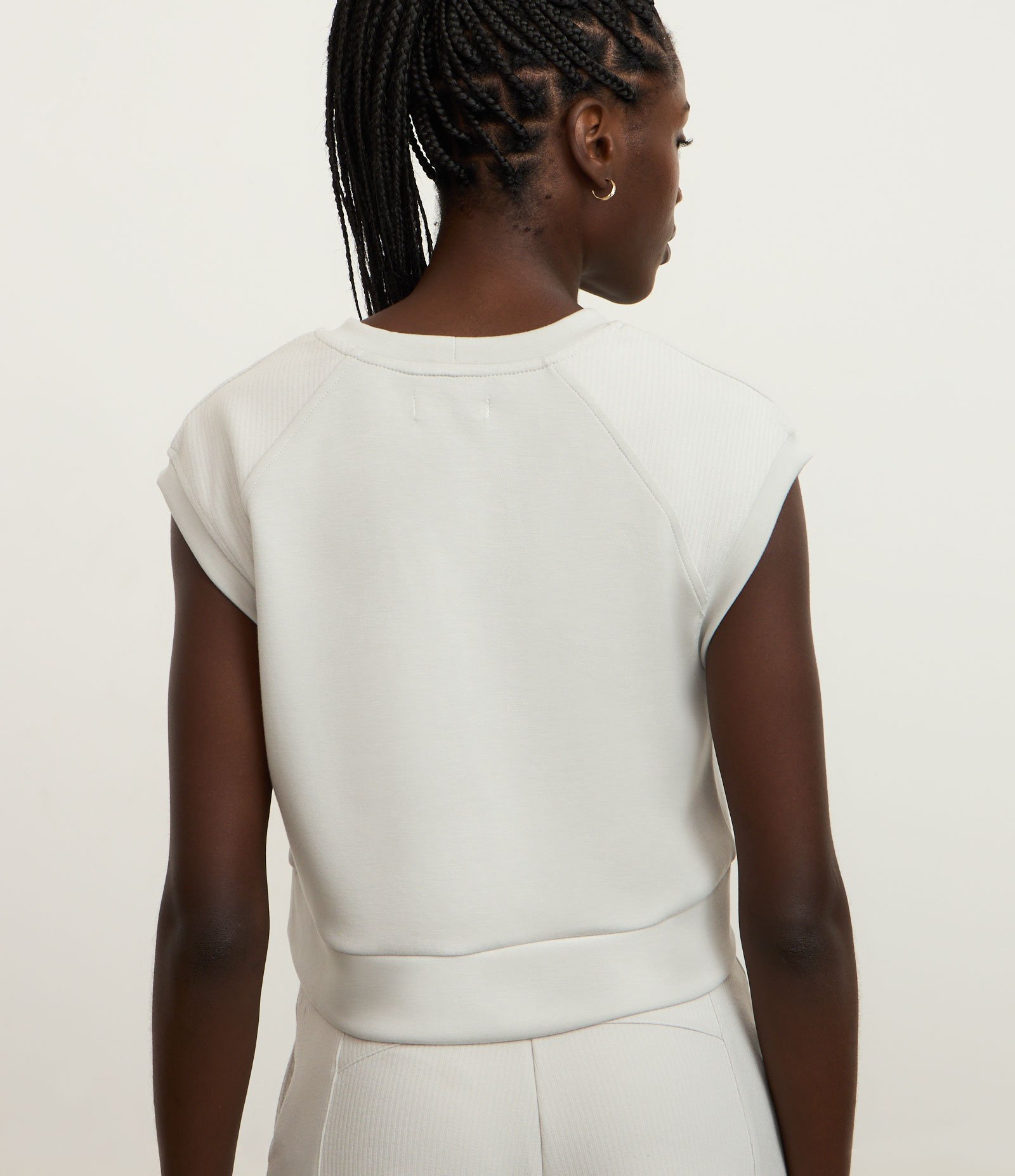 Camiseta Esportiva em Modal com Manga Raglan Pespontada Cinza 3