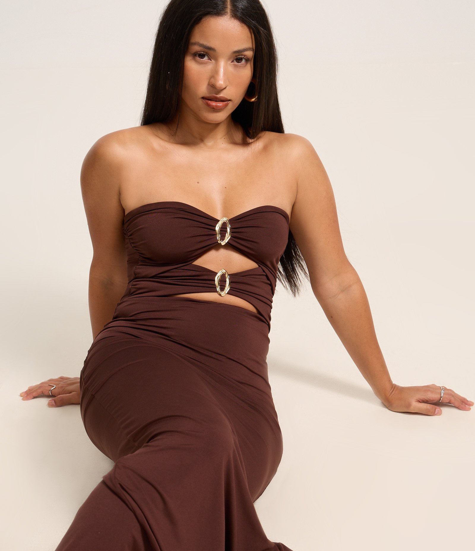 Vestido New Midi sem Alças com Recortes e Detalhes Metalizados Marrom 5