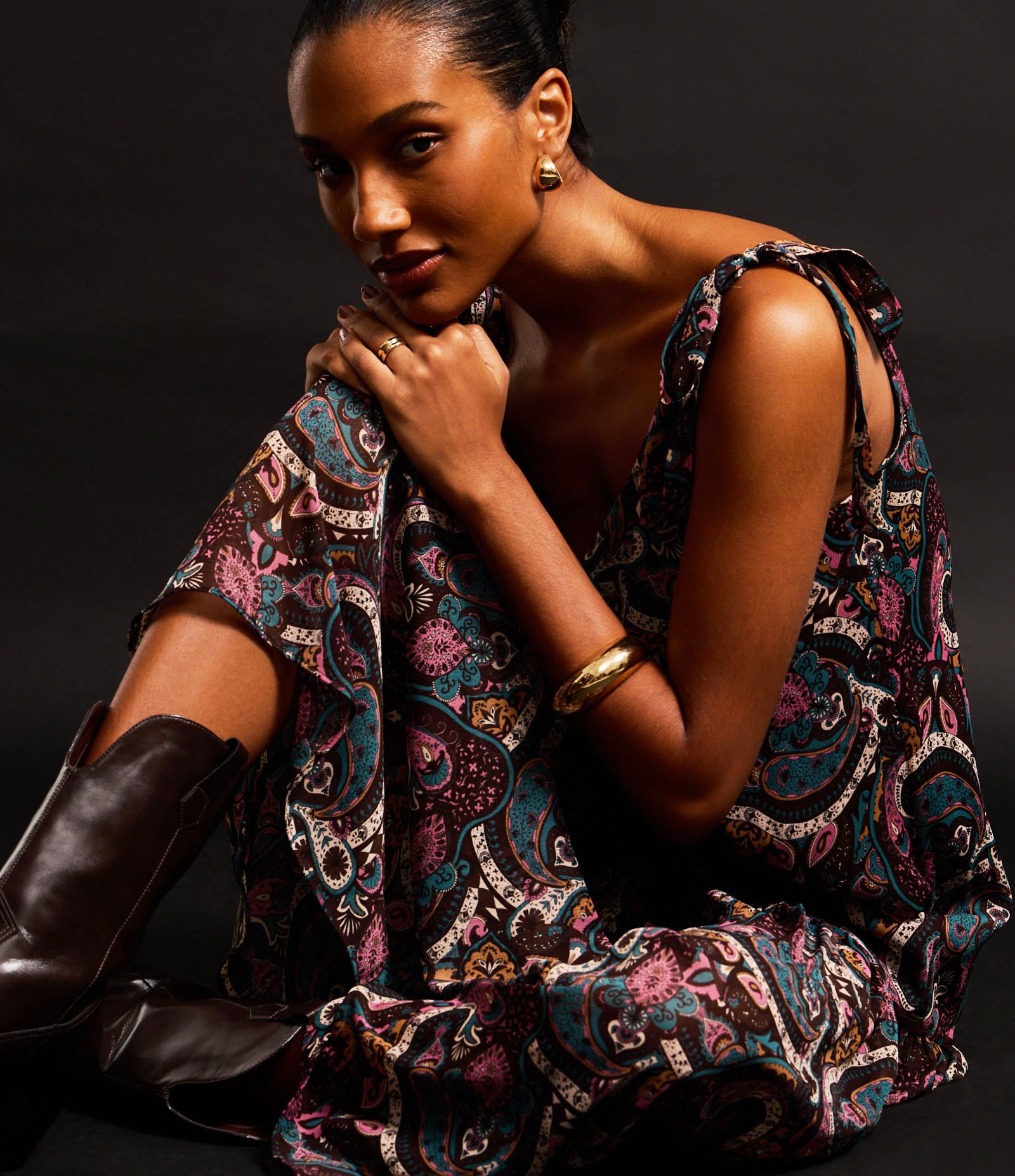 Vestido Longo em Chiffon com Laço no Ombro e Estampa Paisley Marrom 2