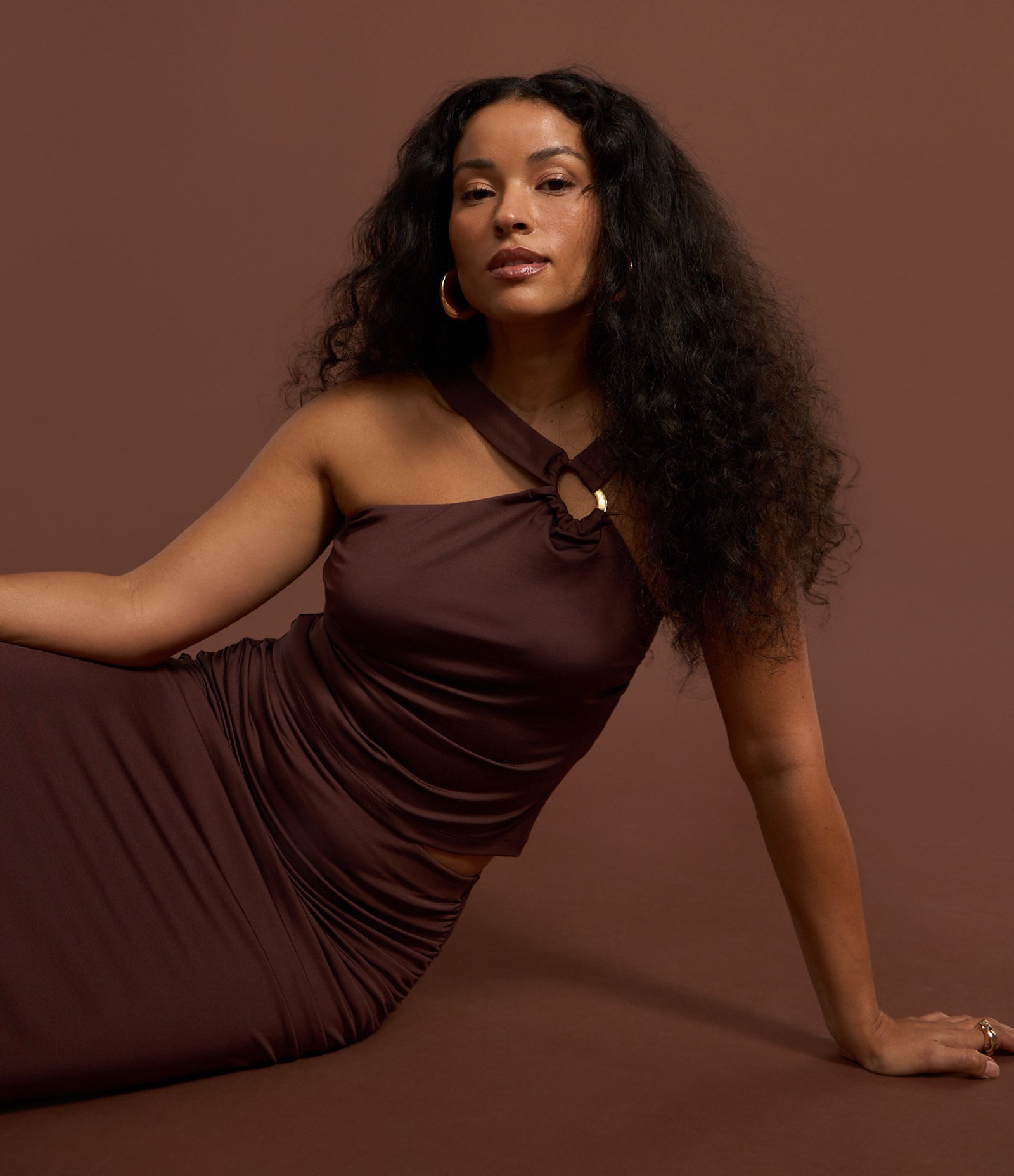 Blusa Cropped com Decote Assimétrico e Argola em Formato Orgânico Marrom 5