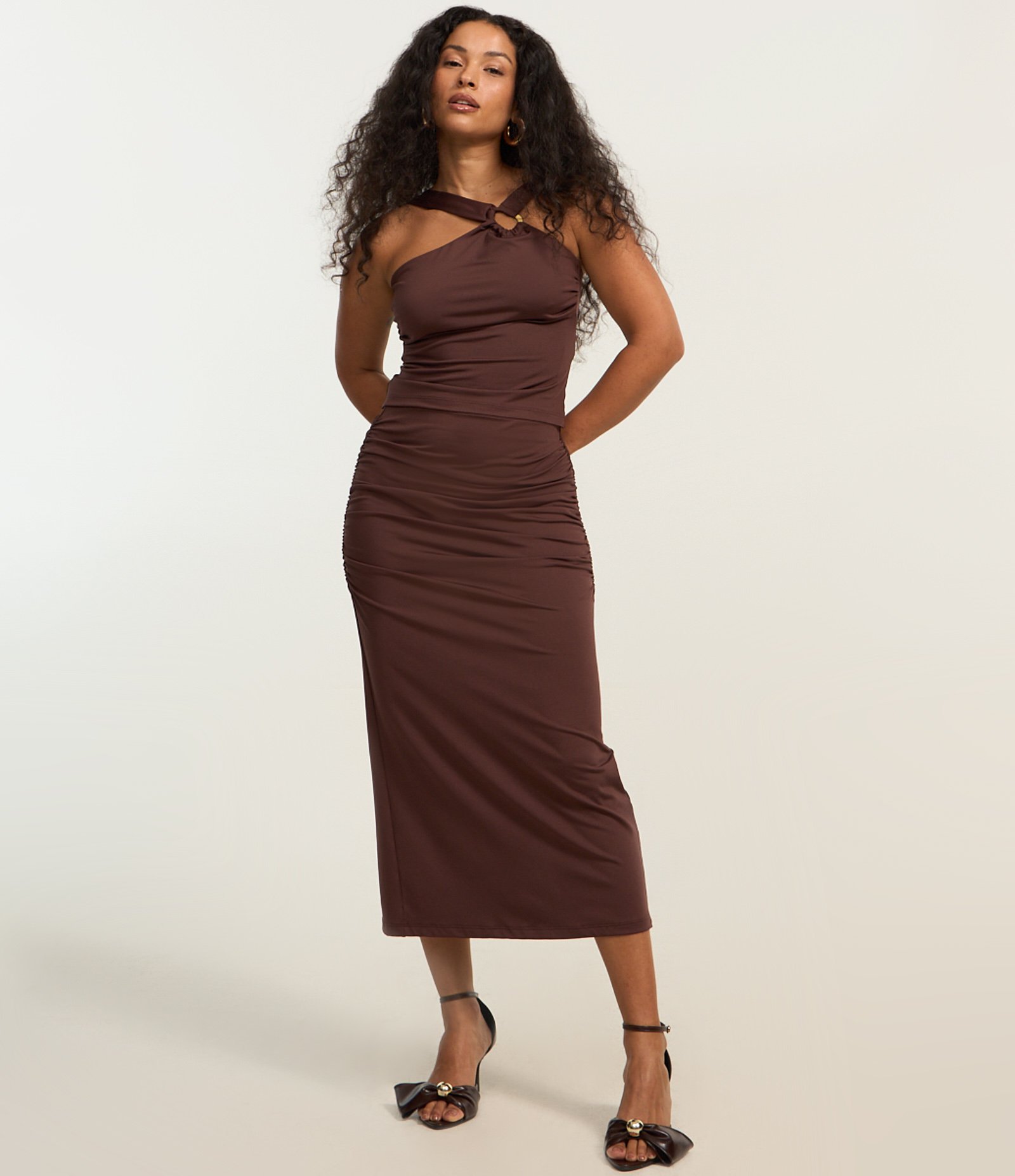 Blusa Cropped com Decote Assimétrico e Argola em Formato Orgânico Marrom 2