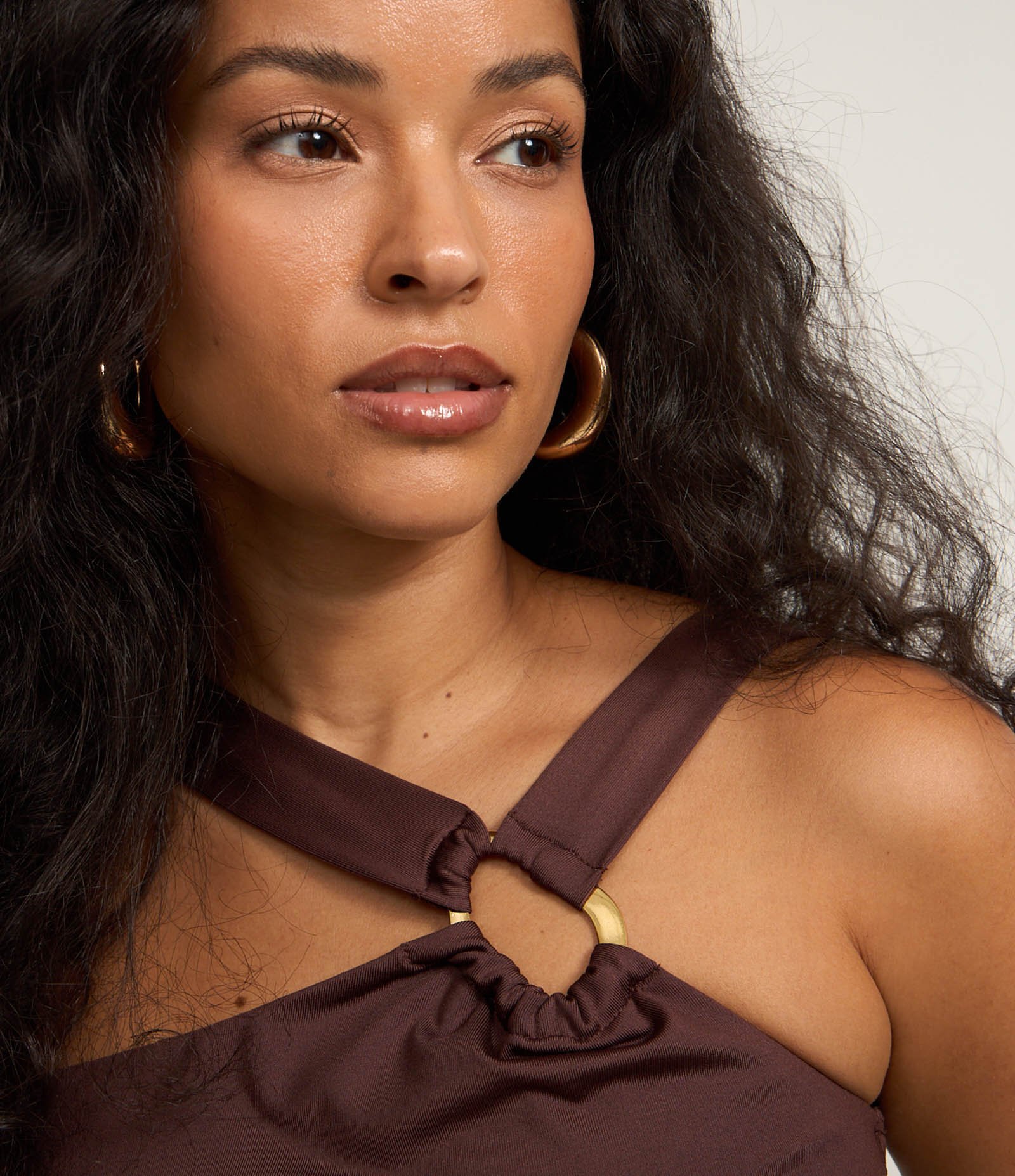 Blusa Cropped com Decote Assimétrico e Argola em Formato Orgânico Marrom 4