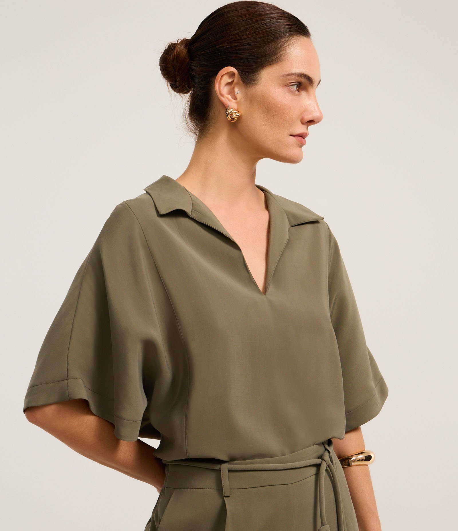 Blusa em Viscose com Recorte e Manga Ampla Verde Oliva 1