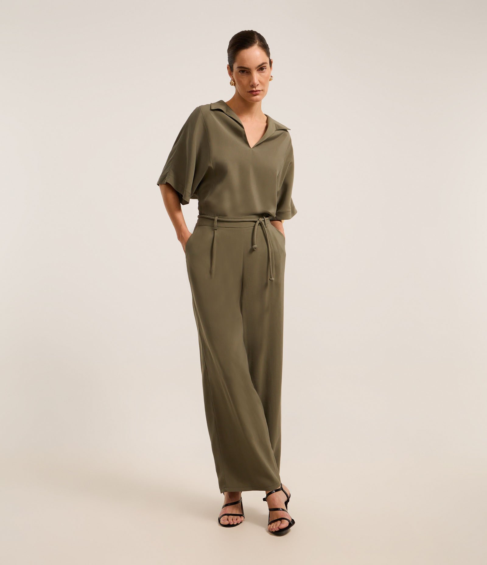 Blusa em Viscose com Recorte e Manga Ampla Verde Oliva 2