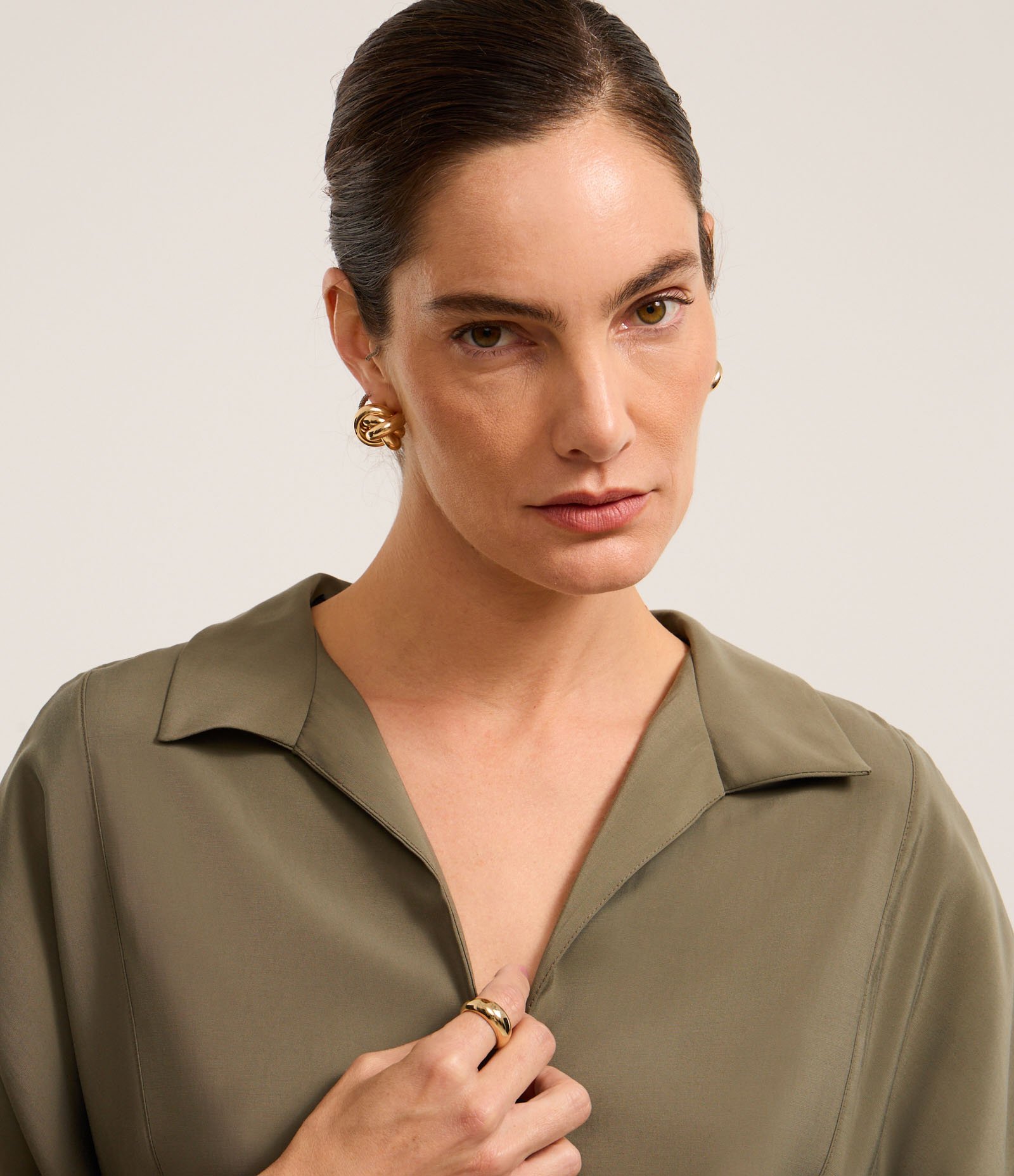 Blusa em Viscose com Recorte e Manga Ampla Verde Oliva 3