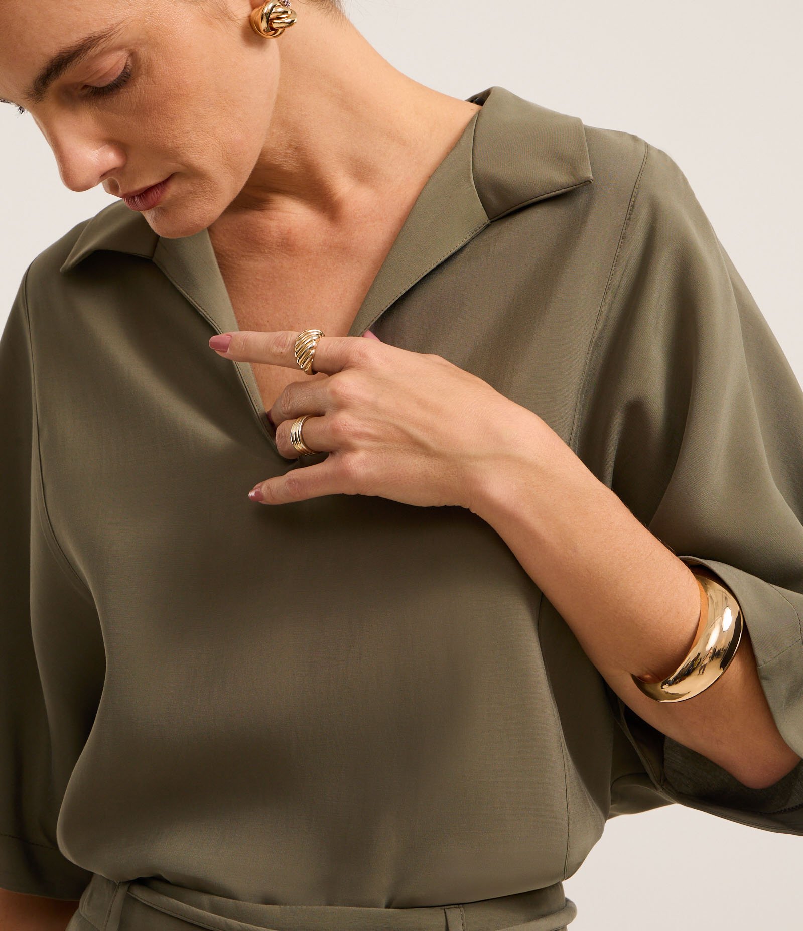 Blusa em Viscose com Recorte e Manga Ampla Verde Oliva 4