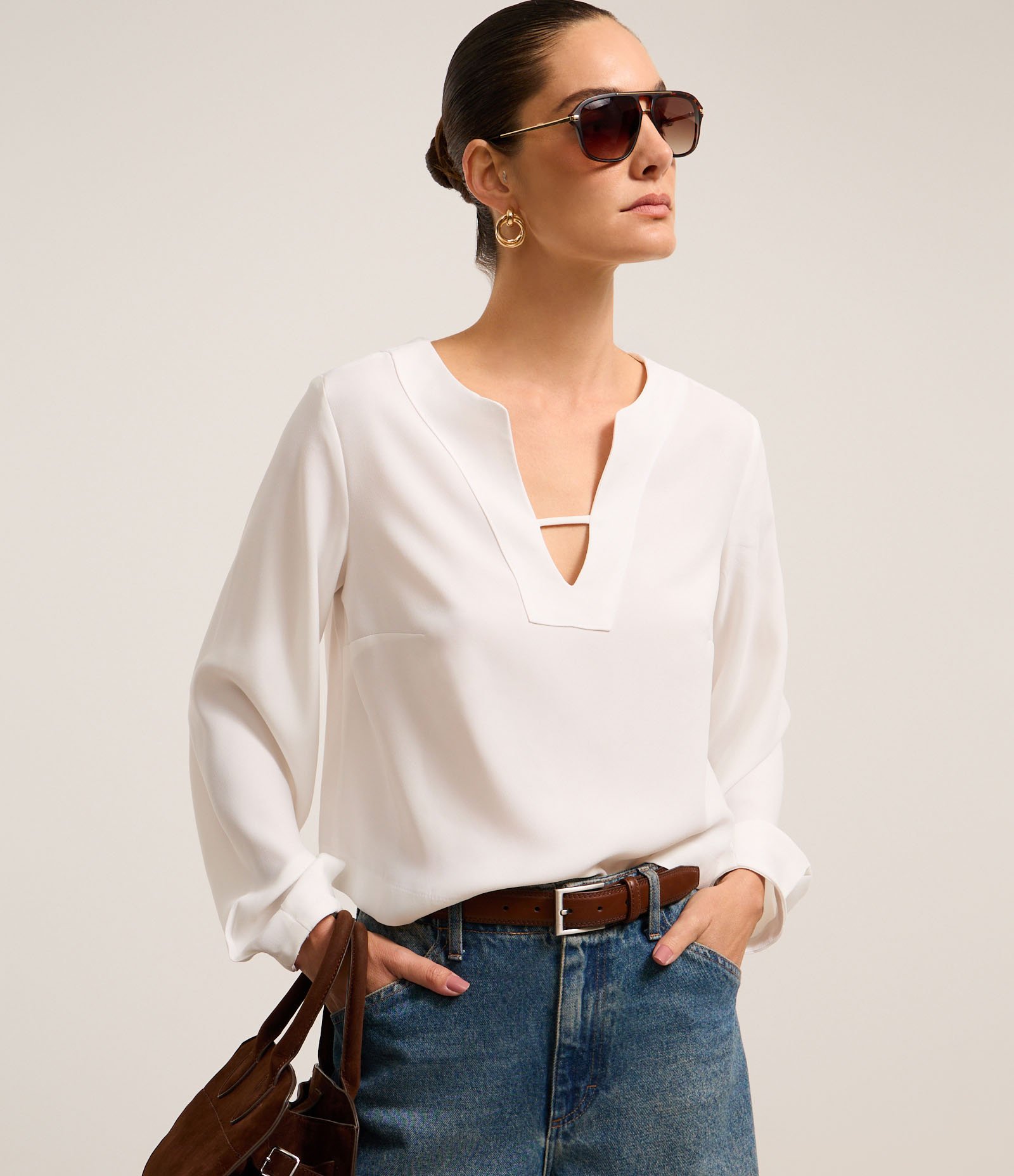 Blusa em Crepe com Gola V e Prega no Punho Branco 1