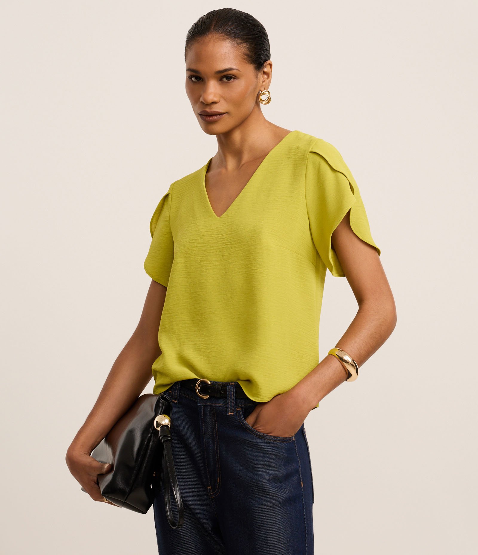 Blusa em Airflow com Manga Tulipa Transpassada Verde Abacate 1