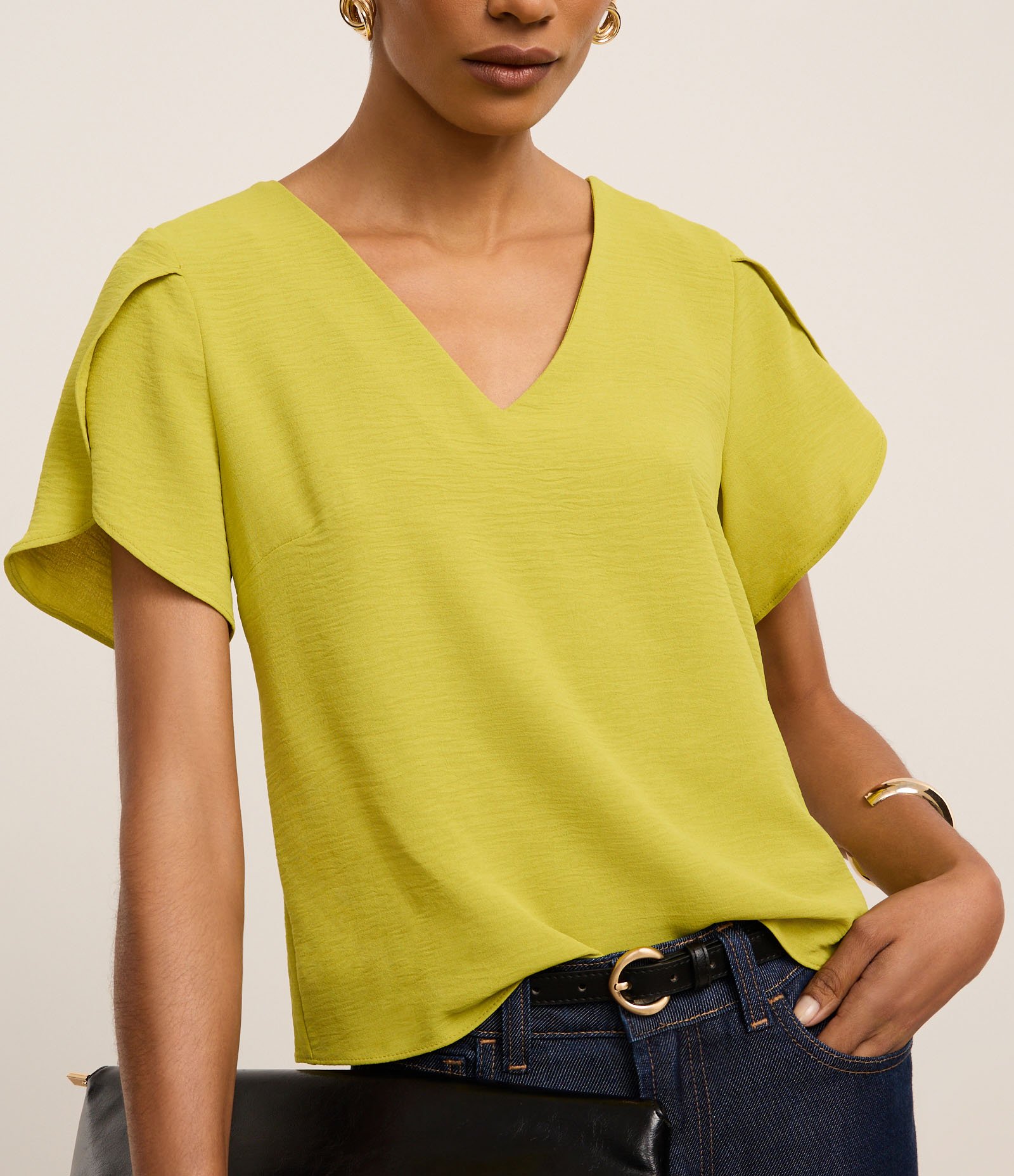 Blusa em Airflow com Manga Tulipa Transpassada Verde Abacate 3