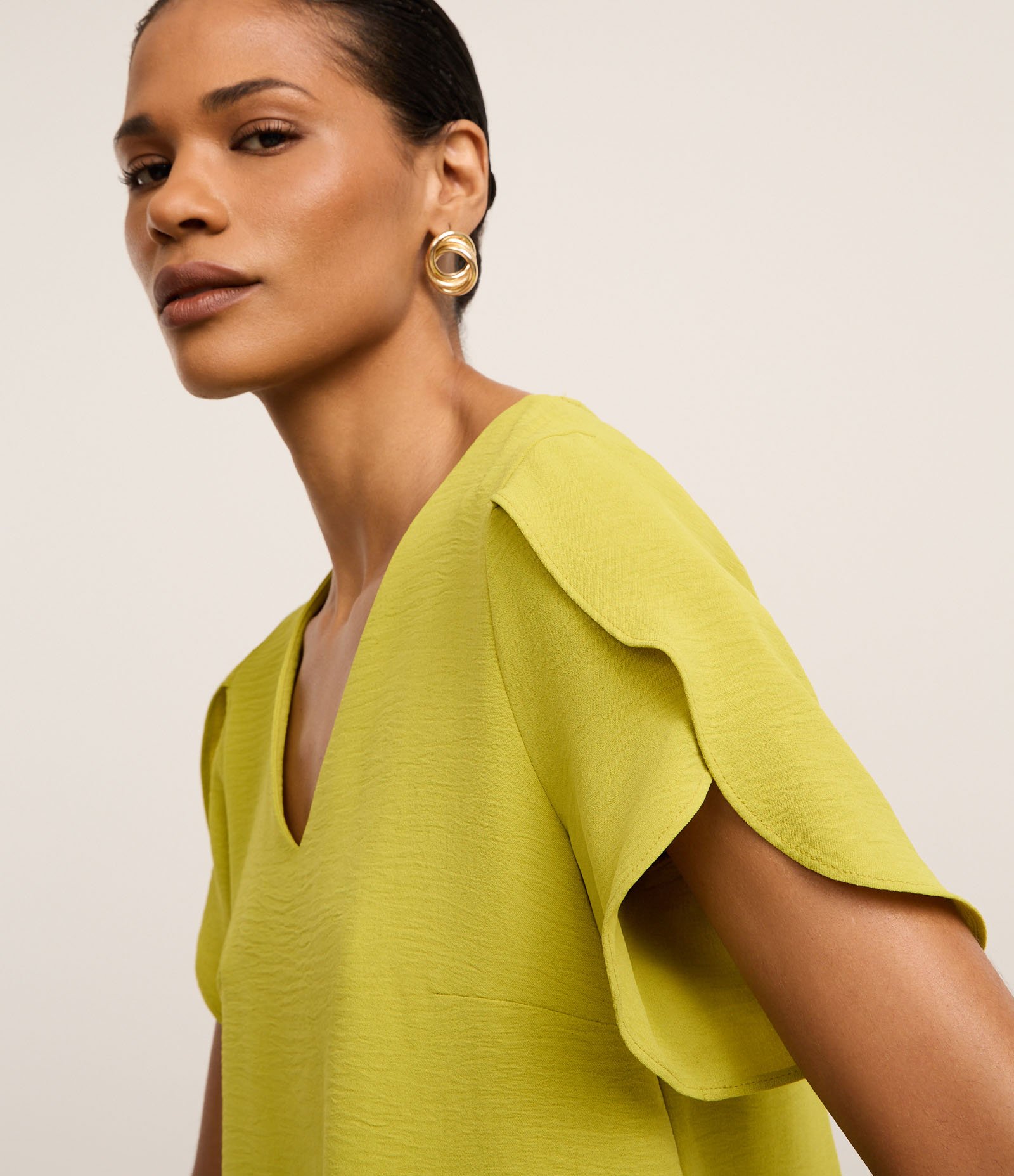 Blusa em Airflow com Manga Tulipa Transpassada Verde Abacate 4