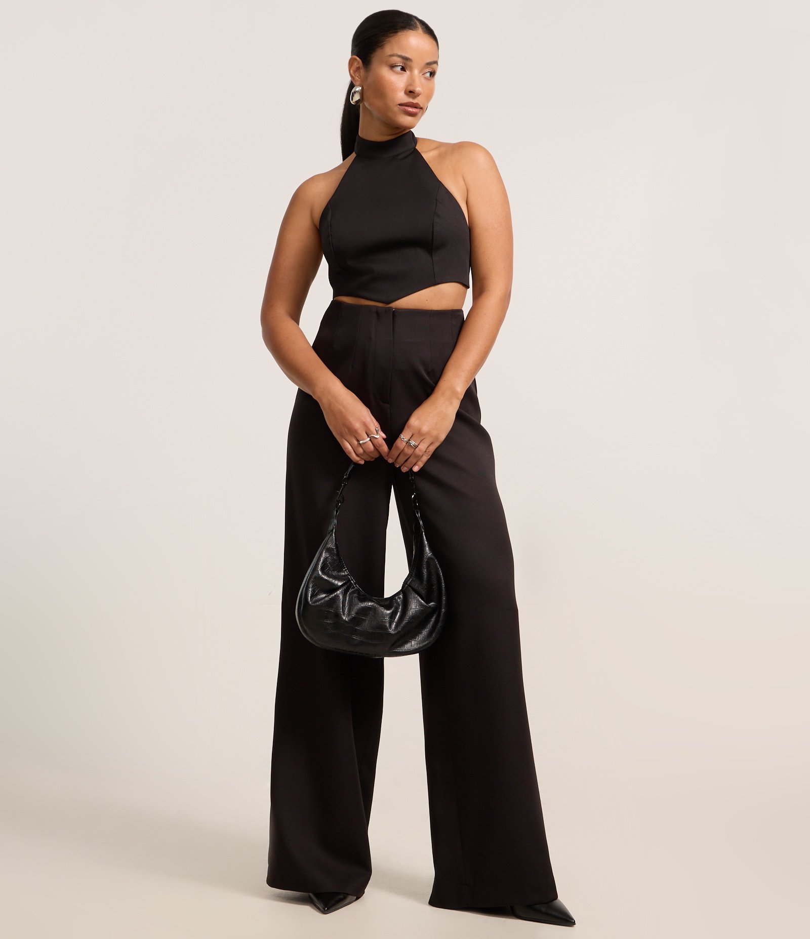 Blusa Cropped em Alfaiataria com Decote Halter e Amarração Preto 2