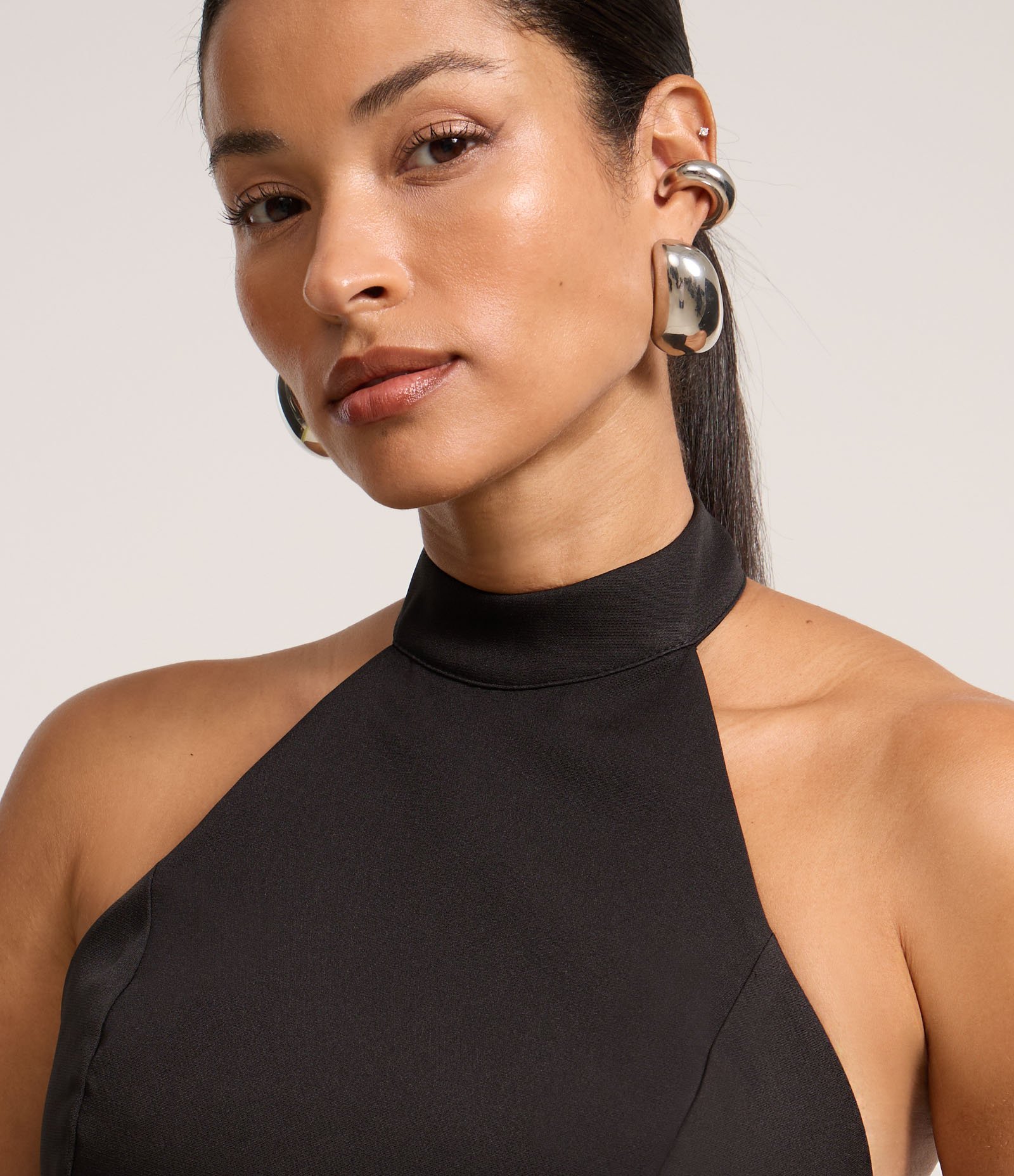 Blusa Cropped em Alfaiataria com Decote Halter e Amarração Preto 3