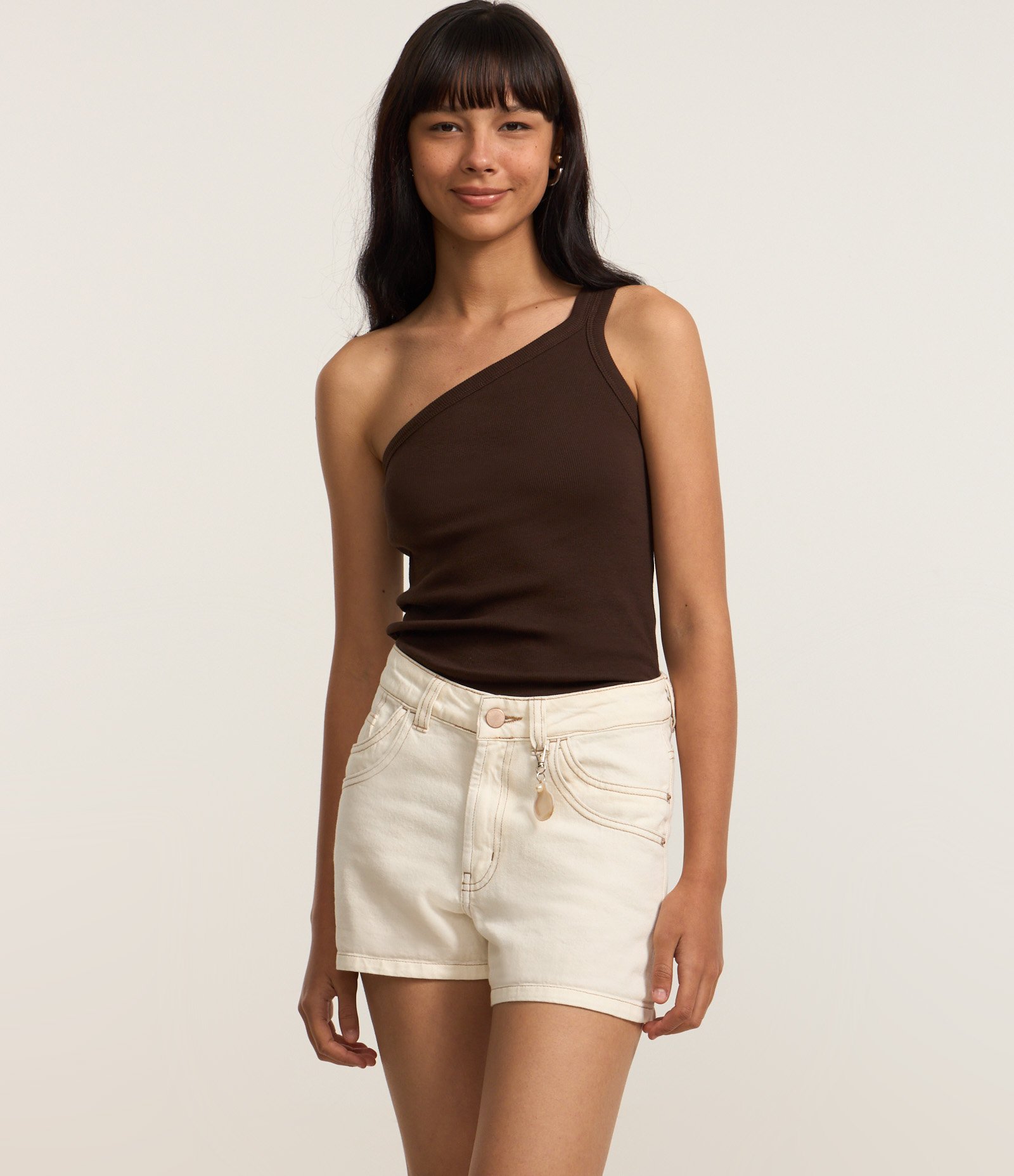 Short em Sarja com Bolsos Duplos e Pingente de Conchinha Branco 2