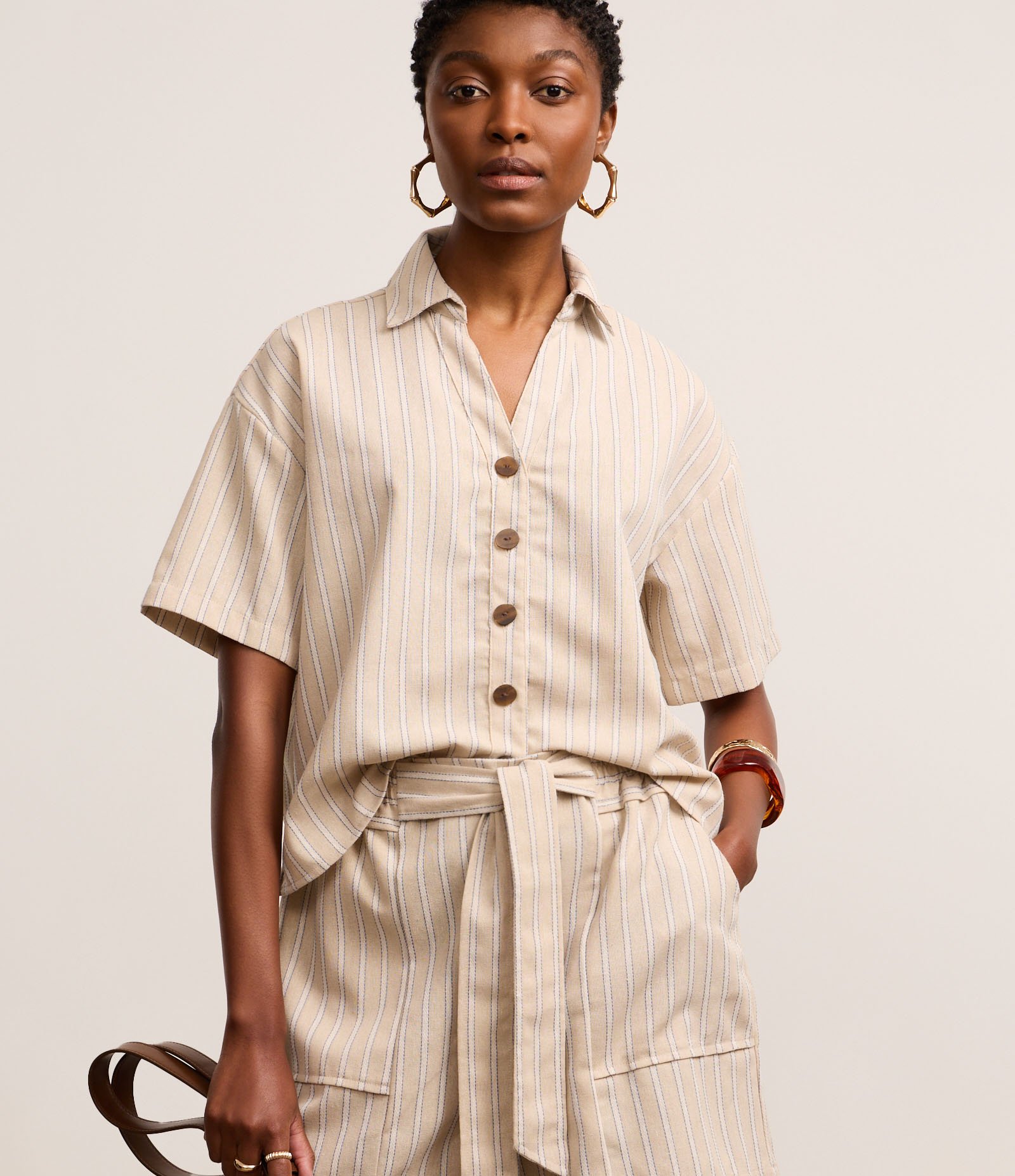 Camisa em Viscolinho com Listras de Fio Tinto Bege 1