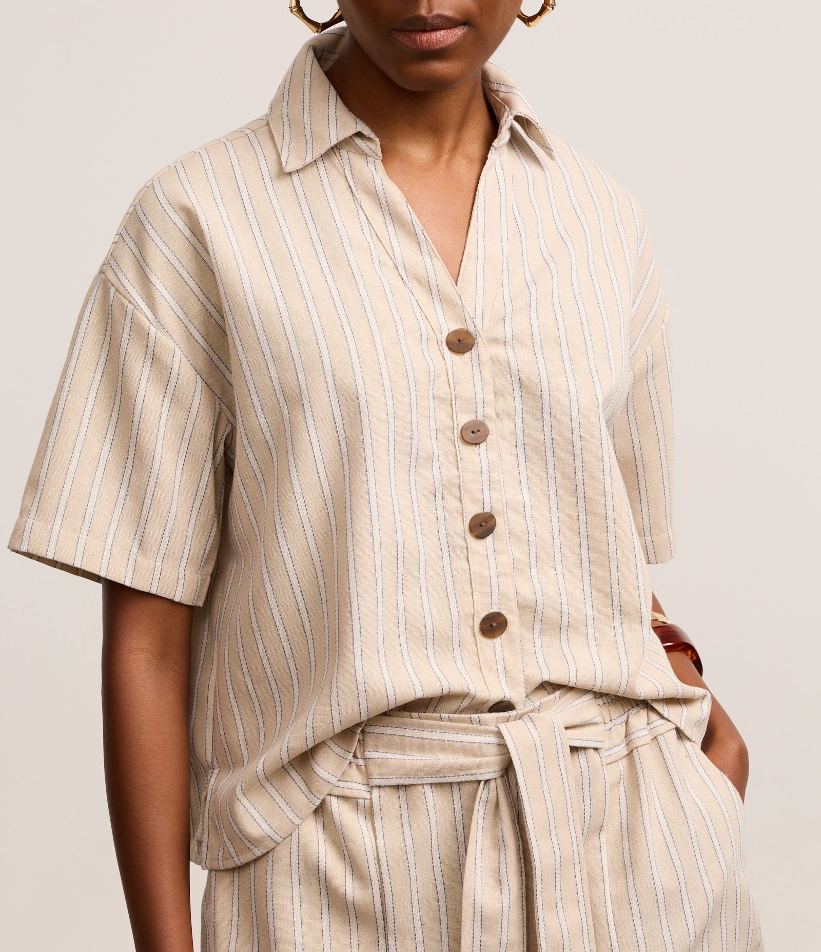 Camisa em Viscolinho com Listras de Fio Tinto Bege 5