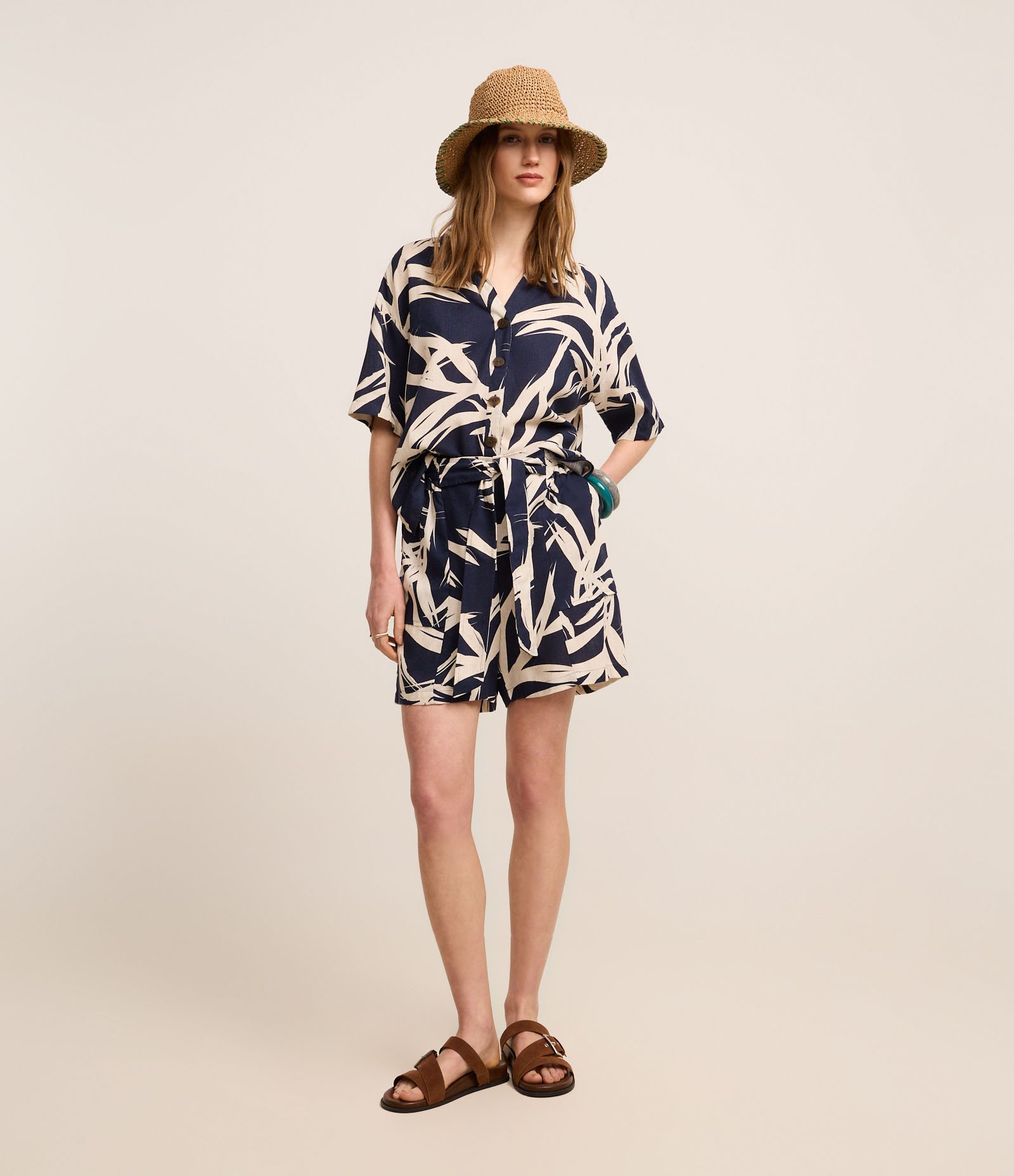 Camisa em Viscolinho com Estampa Folhagem Azul Marinho/Off White 2