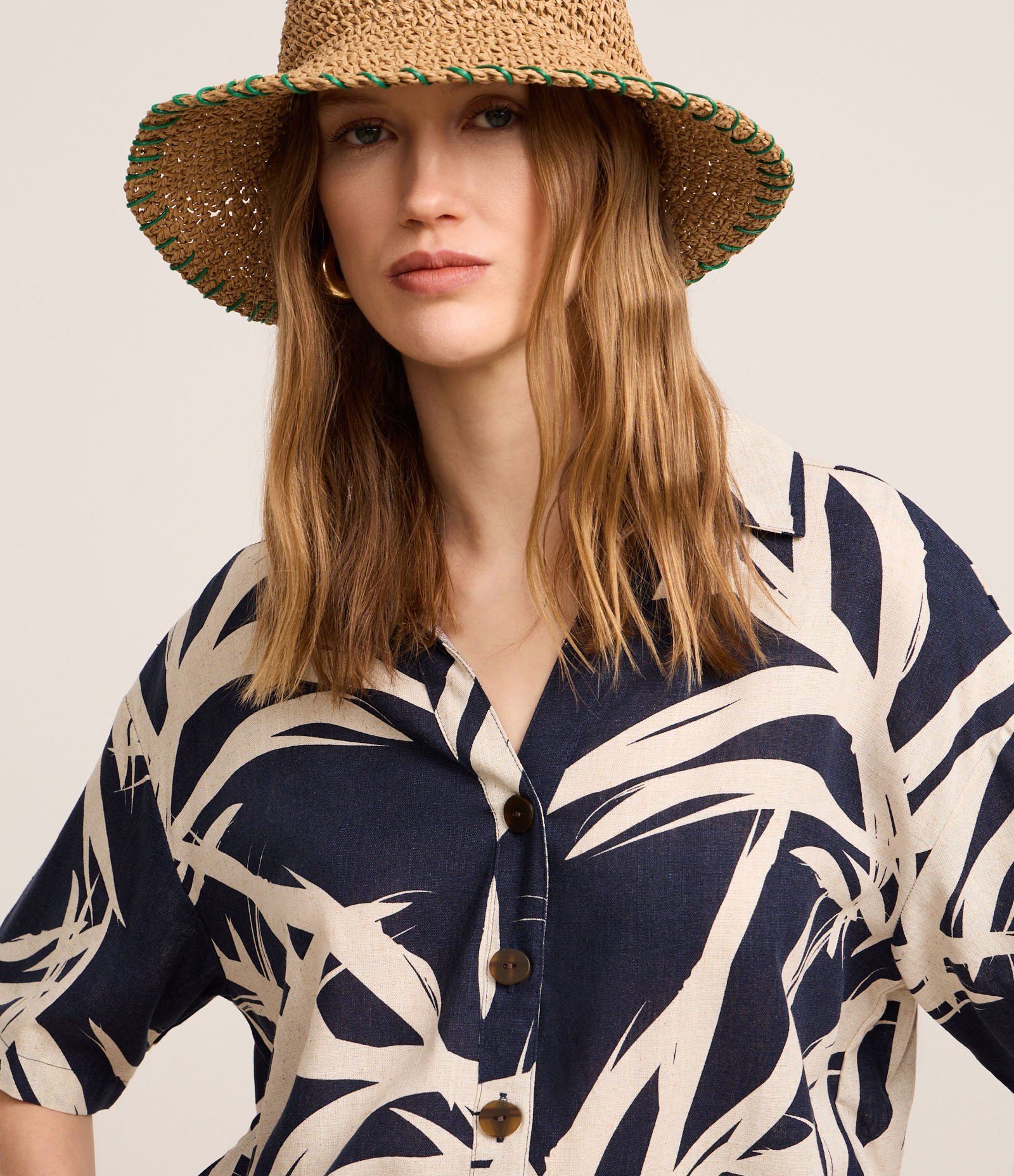 Camisa em Viscolinho com Estampa Folhagem Azul Marinho/Off White 3