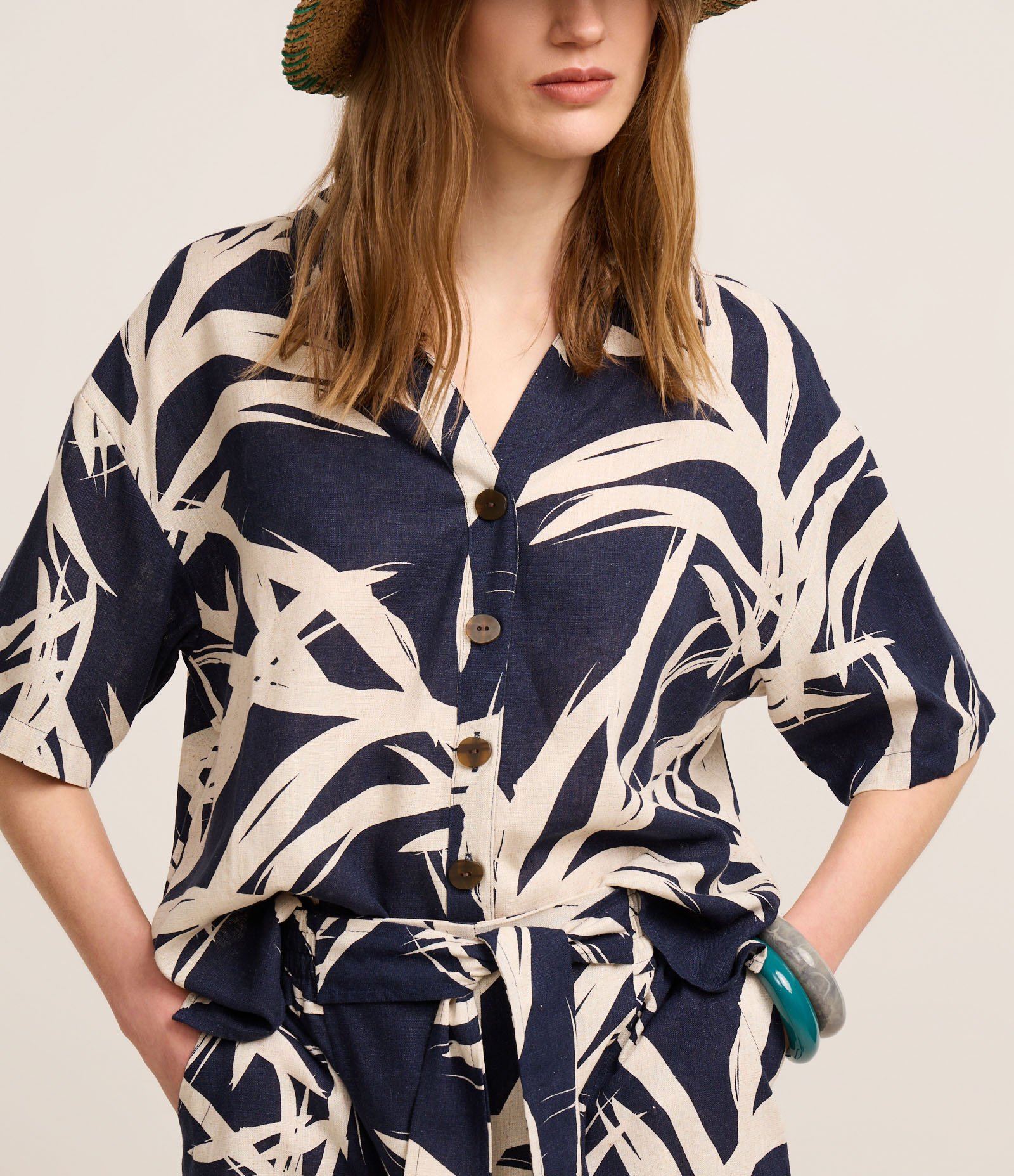 Camisa em Viscolinho com Estampa Folhagem Azul Marinho/Off White 4