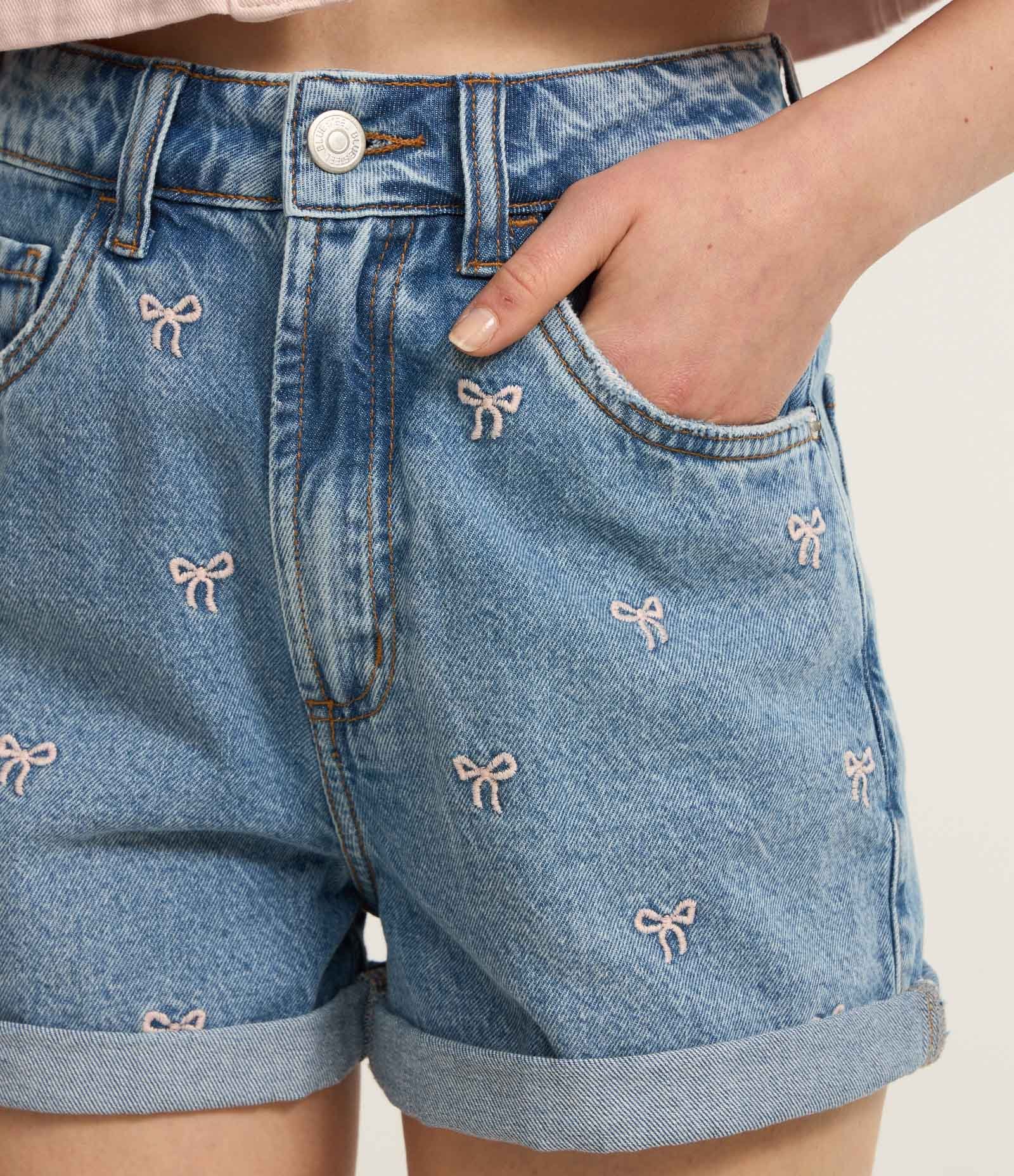 Short Mom em Jeans com Lacinhos Bordados e Barra Dobrada Azul 3