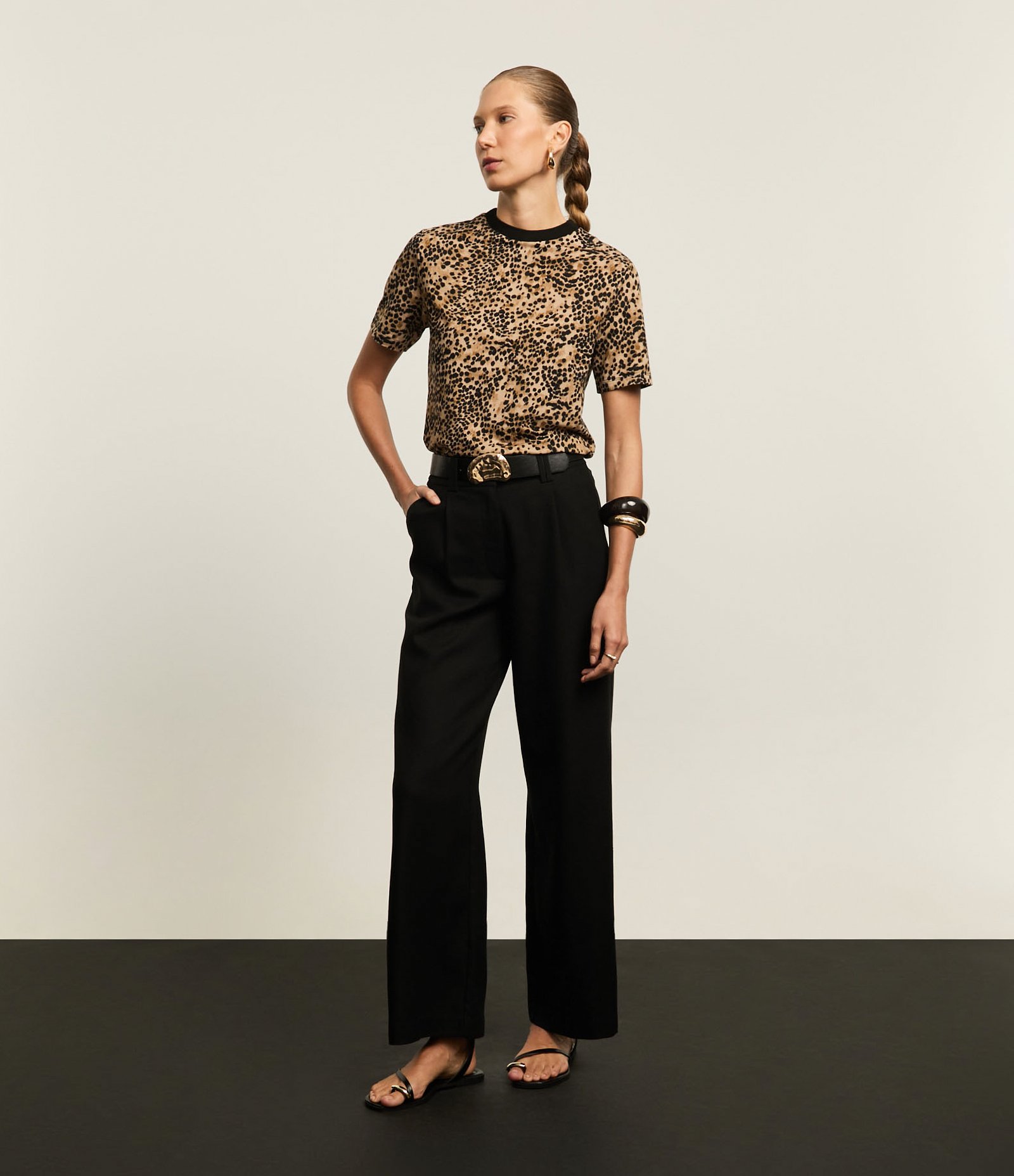 Blusa em Viscose com Estampa Onça e Gola de Tricô Contrastante Marrom 2