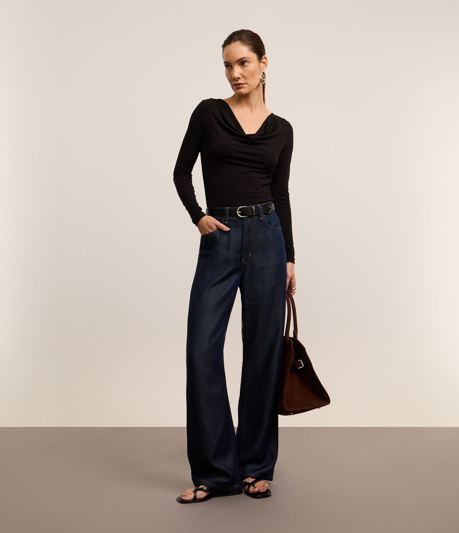 Blusa com Decote Degagê e Manga Longa Preto 2