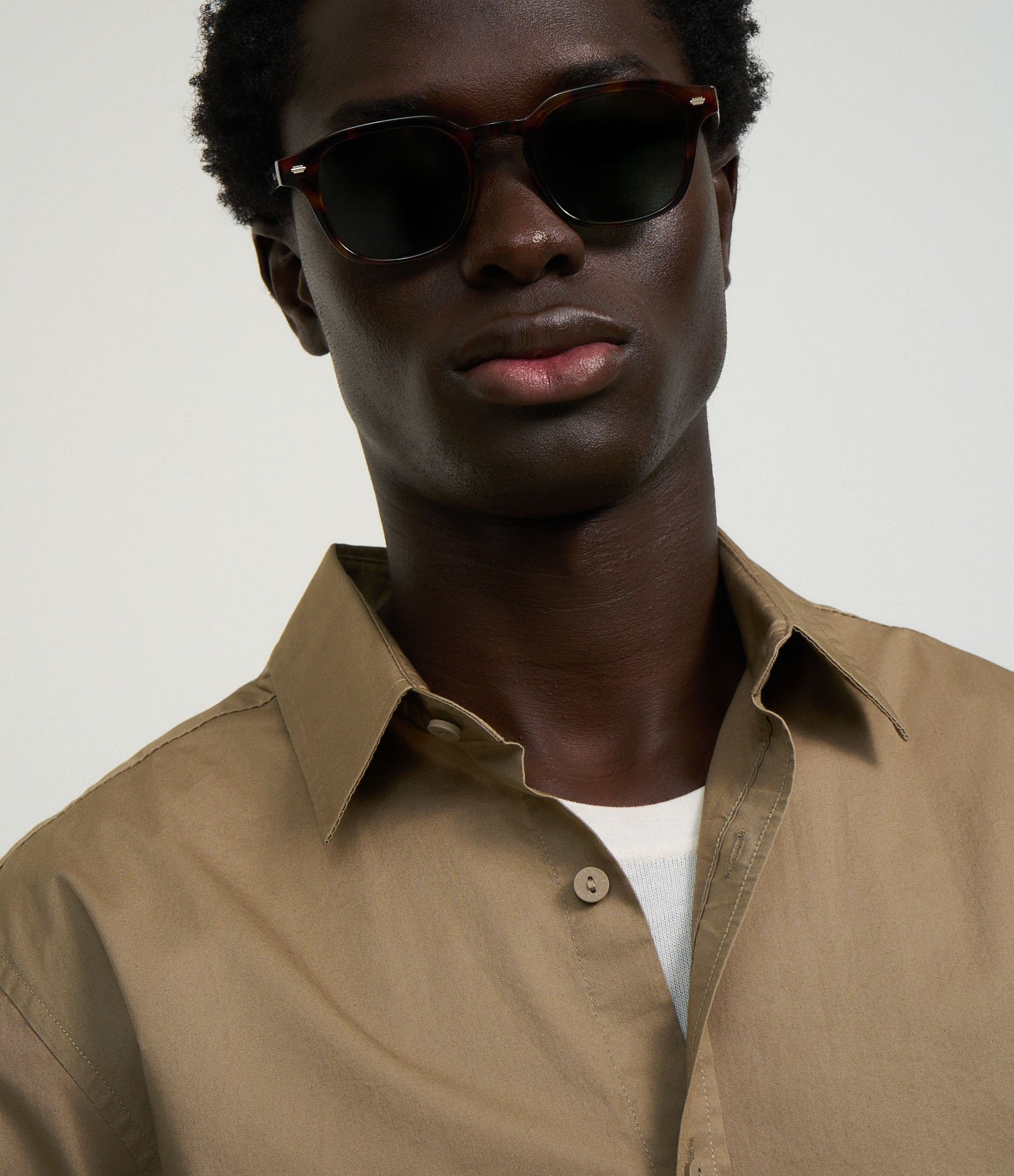 Camisa Regular em Sarja Amaciada Bege 4