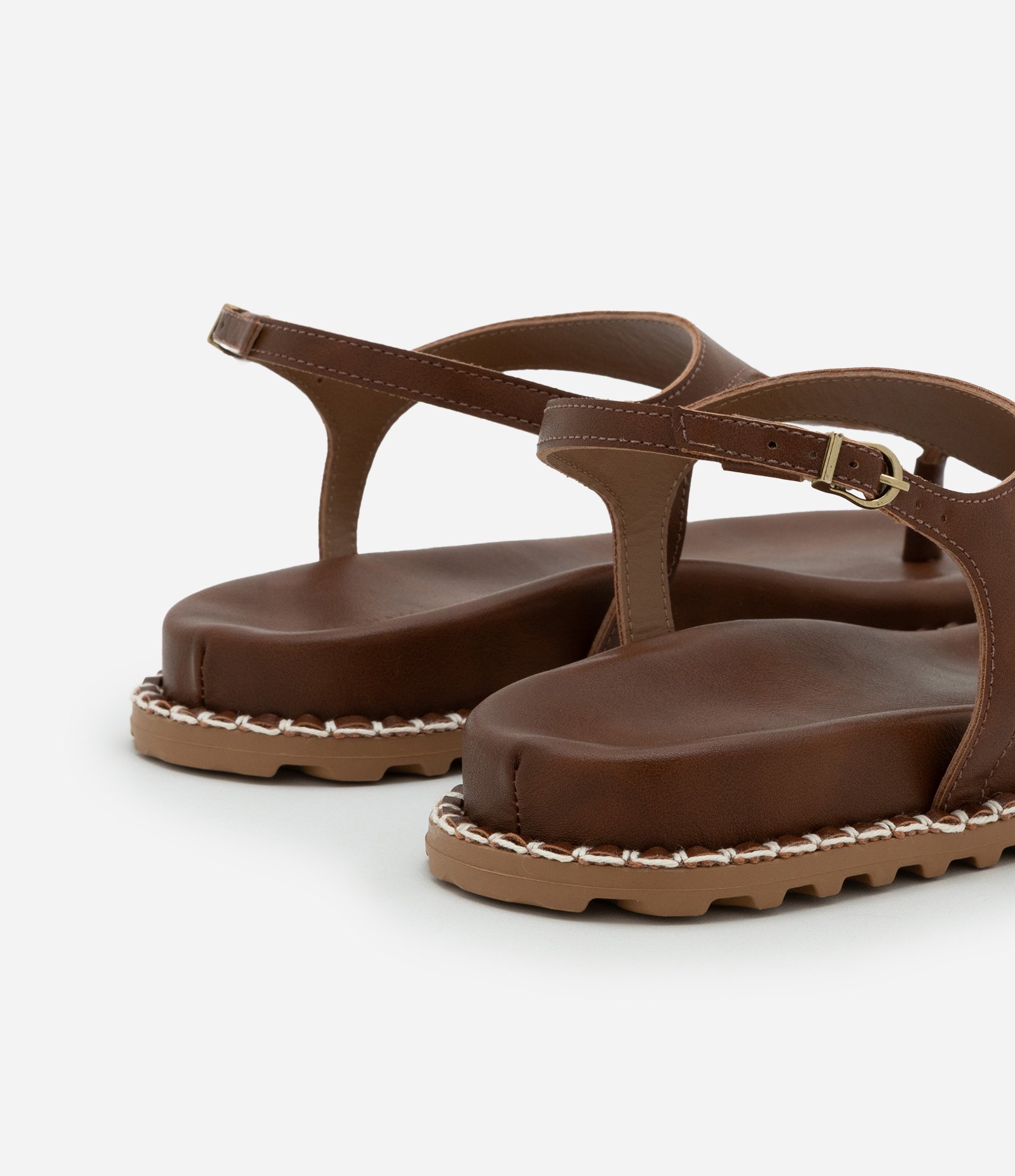 Sandália Rasteira com Dedeira e Detalhe Bold Marrom 3