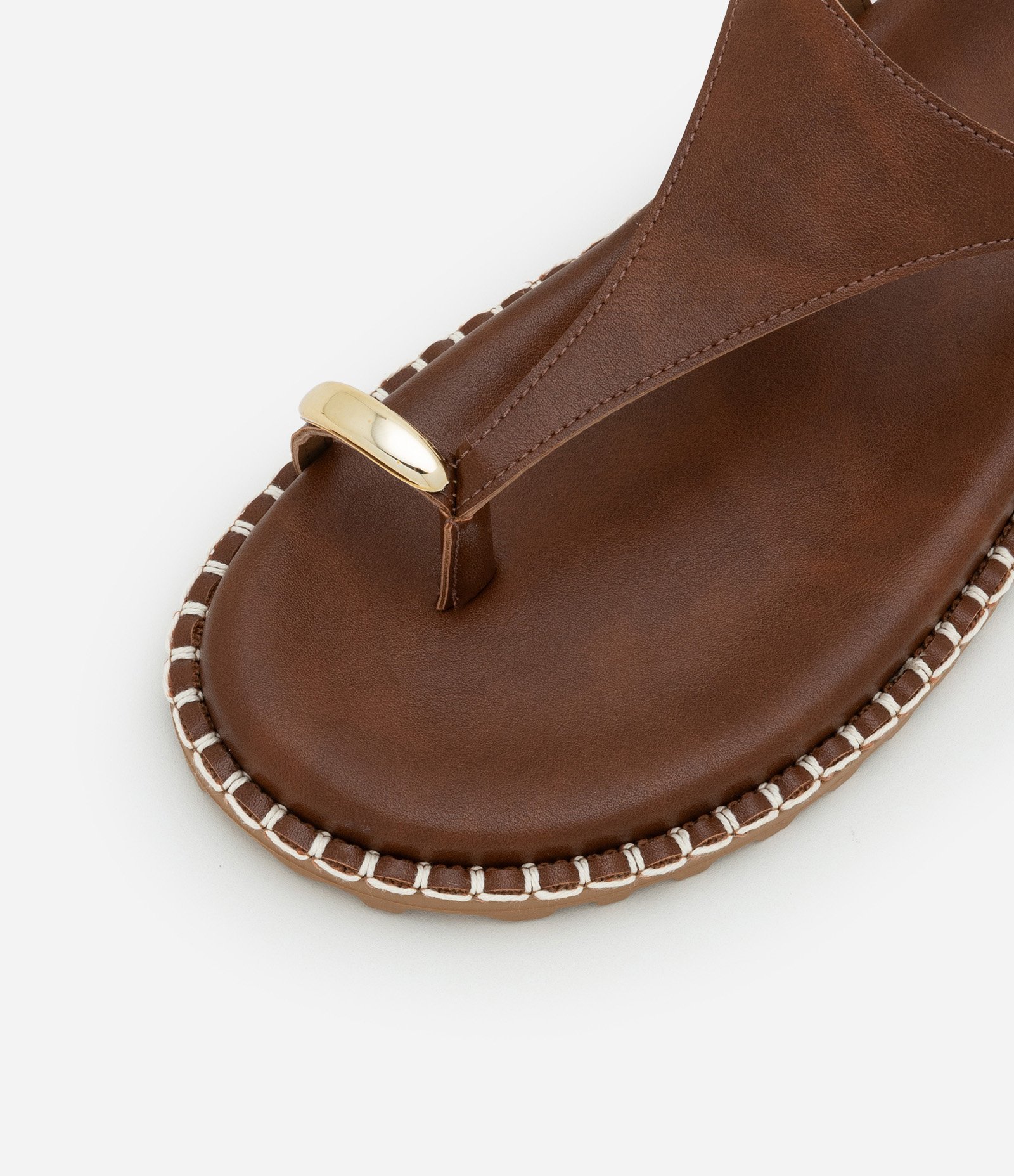 Sandália Rasteira com Dedeira e Detalhe Bold Marrom 5