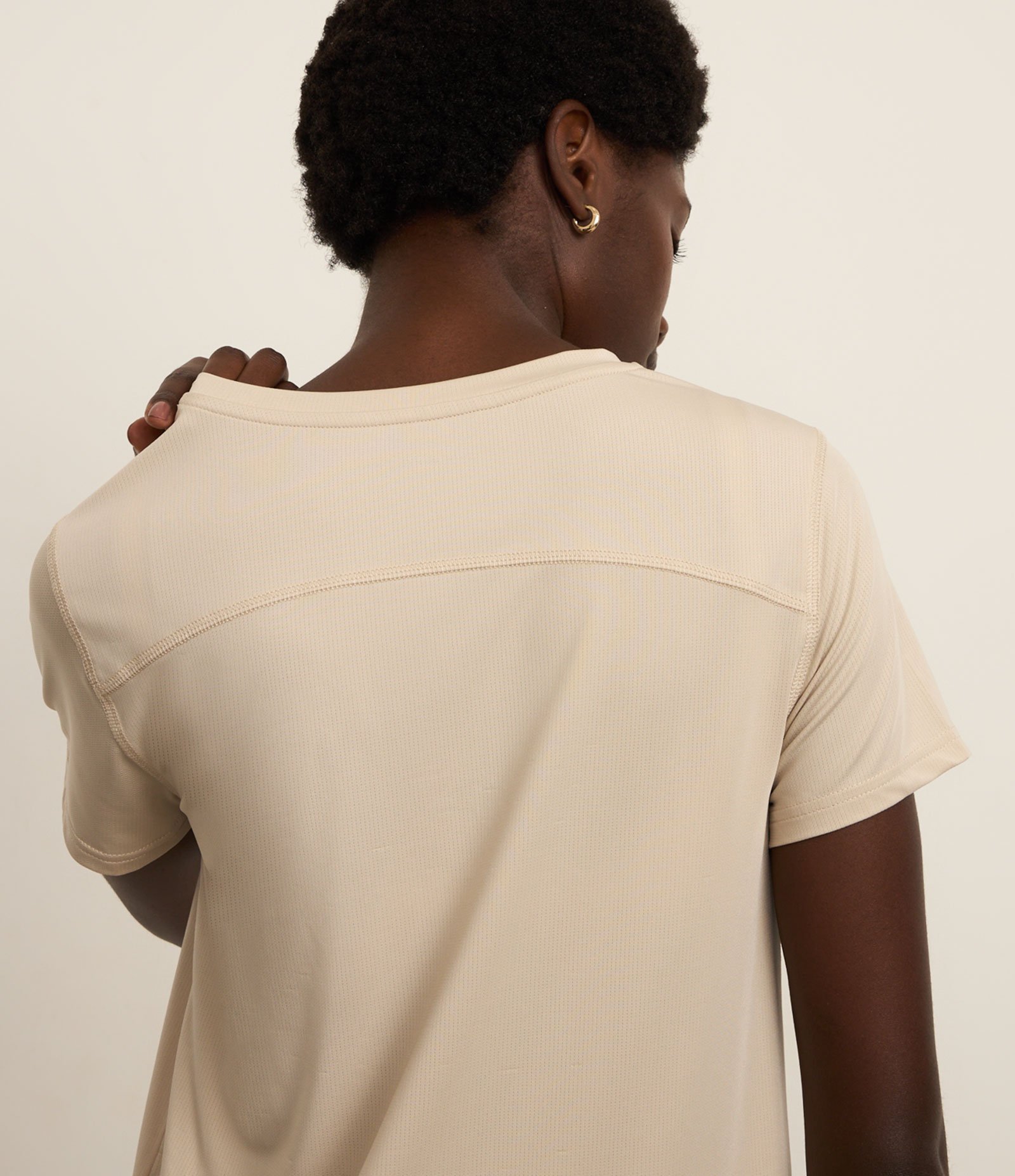 Camiseta Esportiva em Microfibra Furadinha com Barra Mullet Bege 3