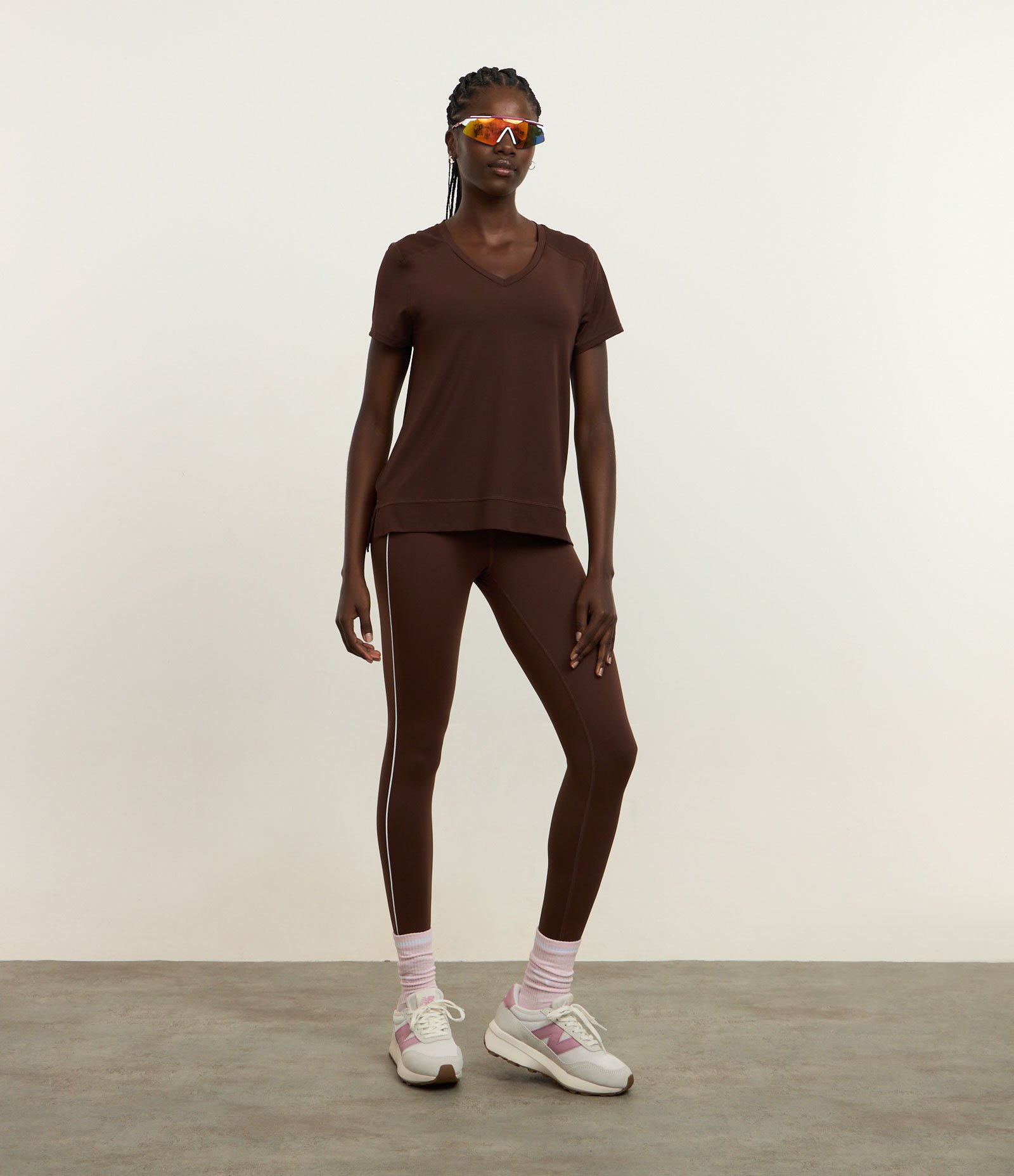 Camiseta Esportiva em Microfibra Furadinha com Barra Mullet Marrom 2