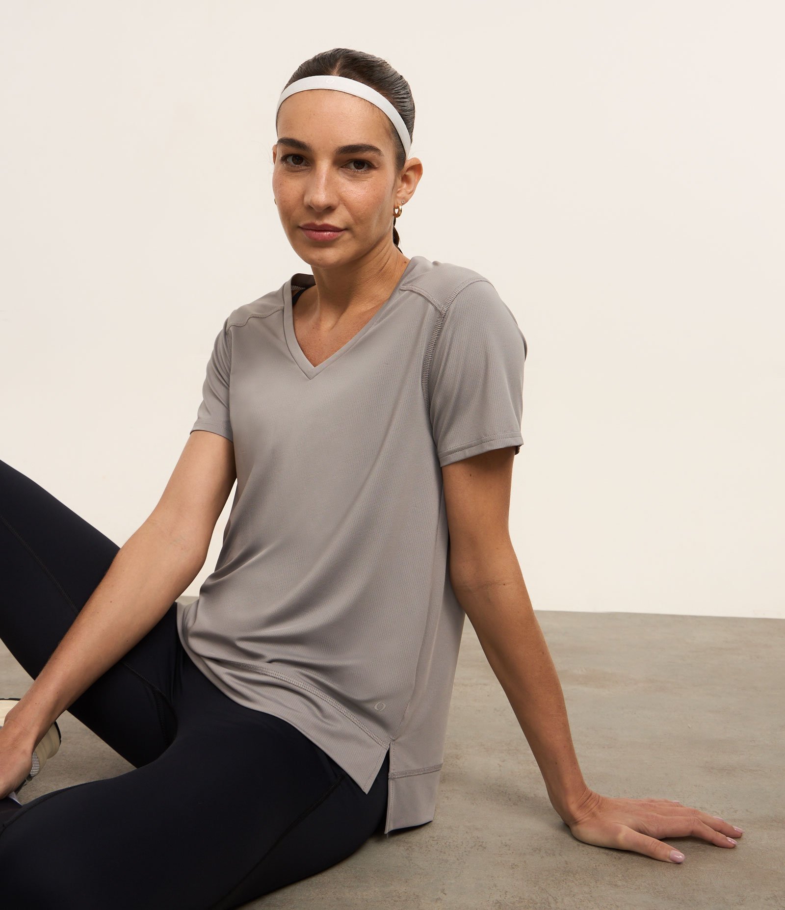 Camiseta Esportiva em Microfibra Furadinha com Barra Mullet Cinza 1