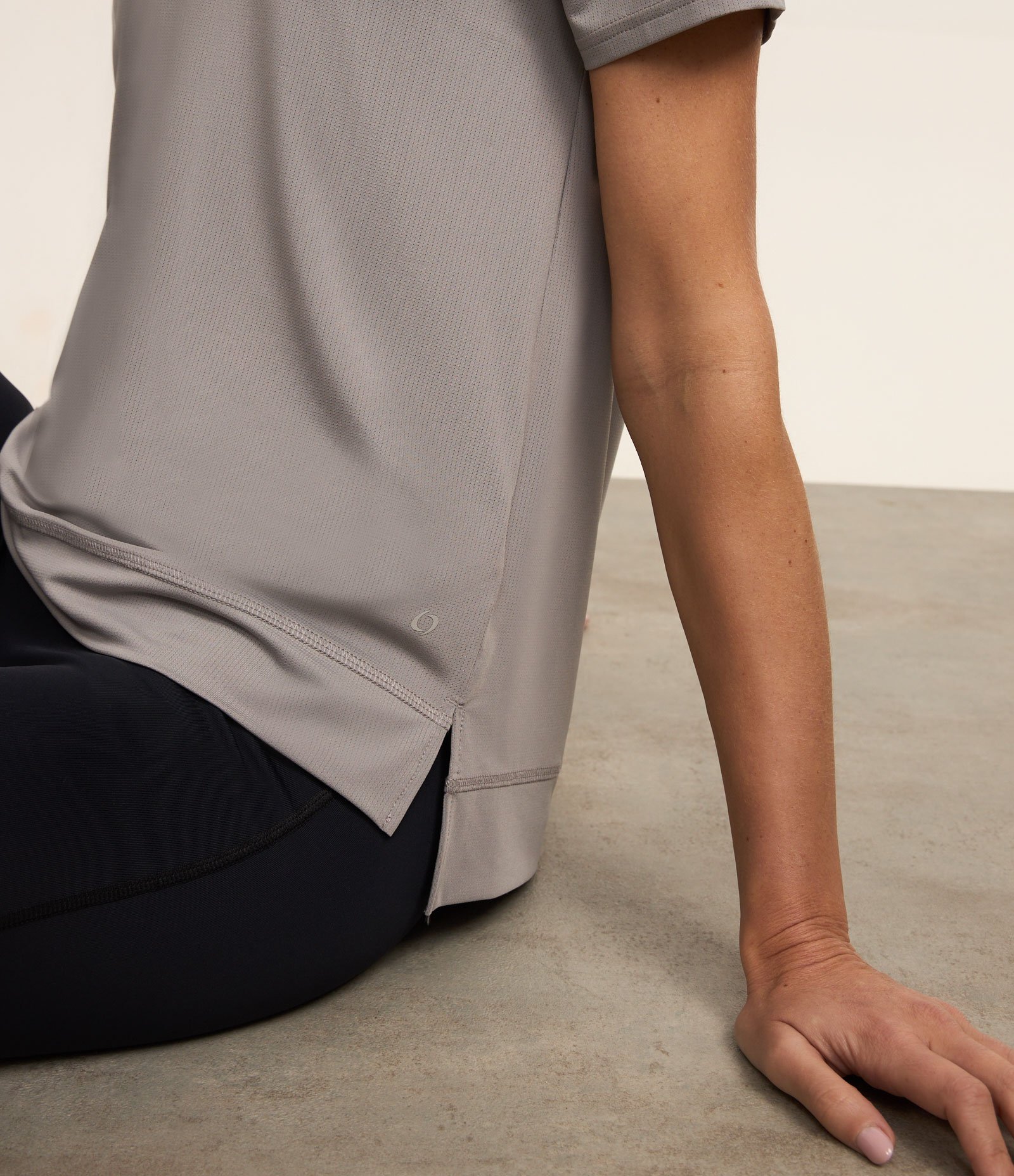 Camiseta Esportiva em Microfibra Furadinha com Barra Mullet Cinza 3