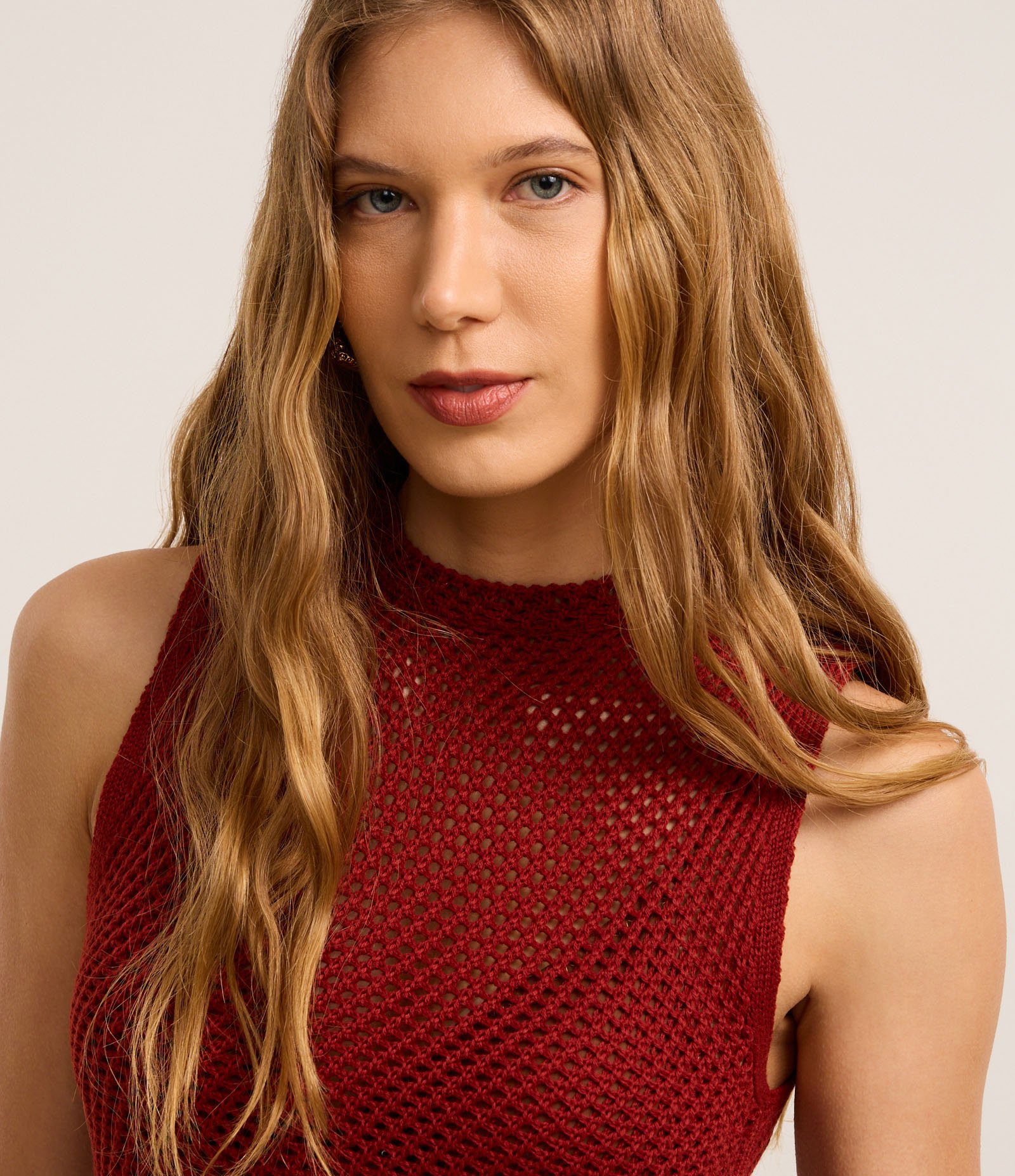 Blusa em Tricô com Ponto Vazado e Gola Alta Bordô 4