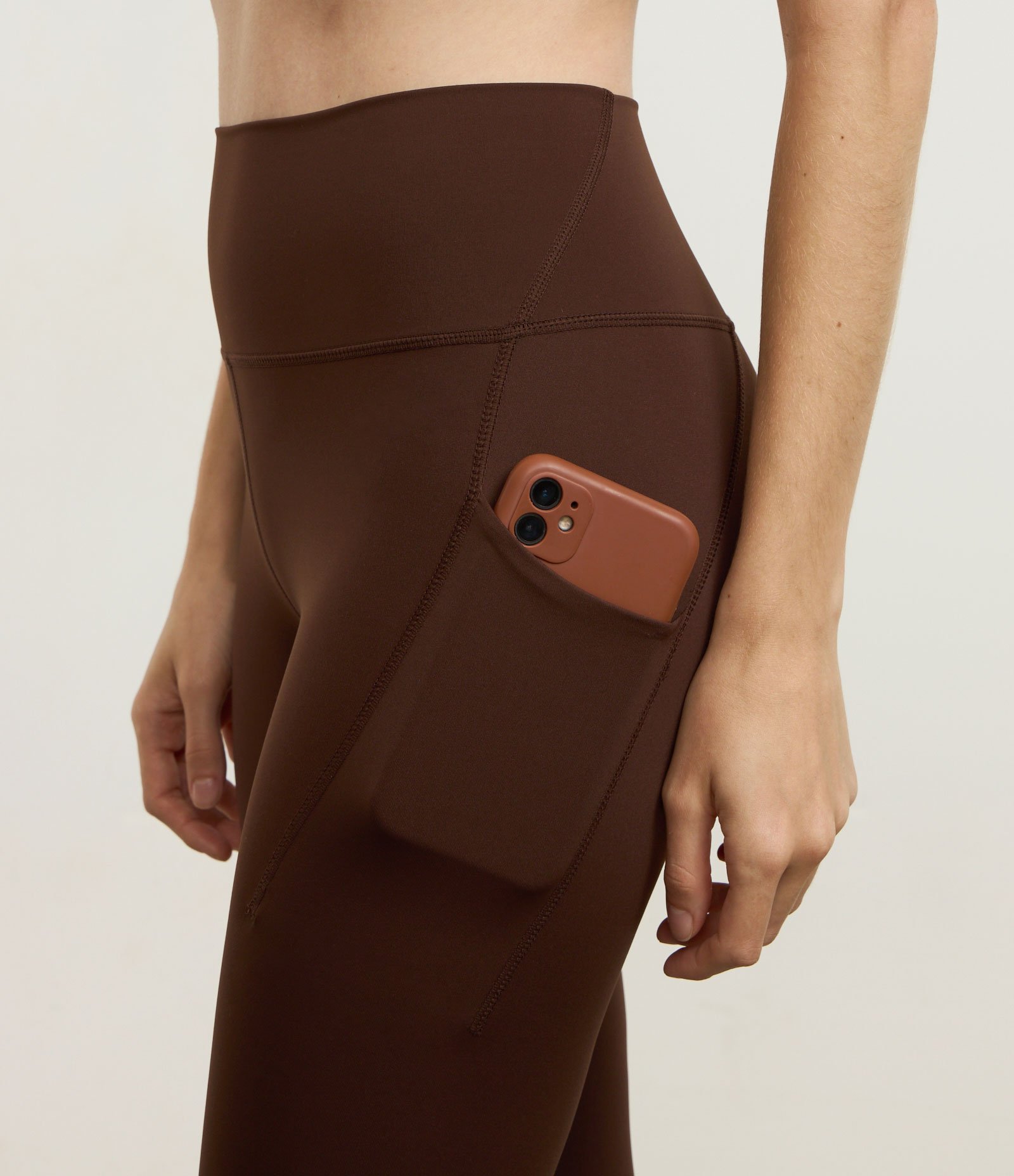 Calca Legging Esportiva em Microfibra com Bolsos Marrom 3