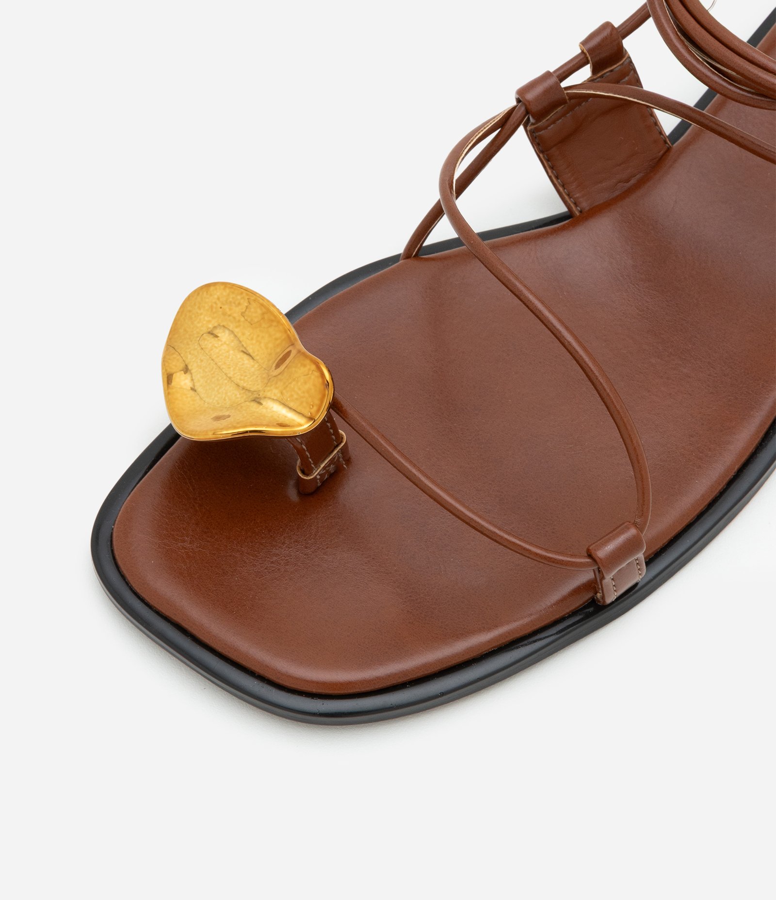 Sandália Rasteira com Detalhe de Metal Orgânico no Dedal e Amarração Caramelo 3