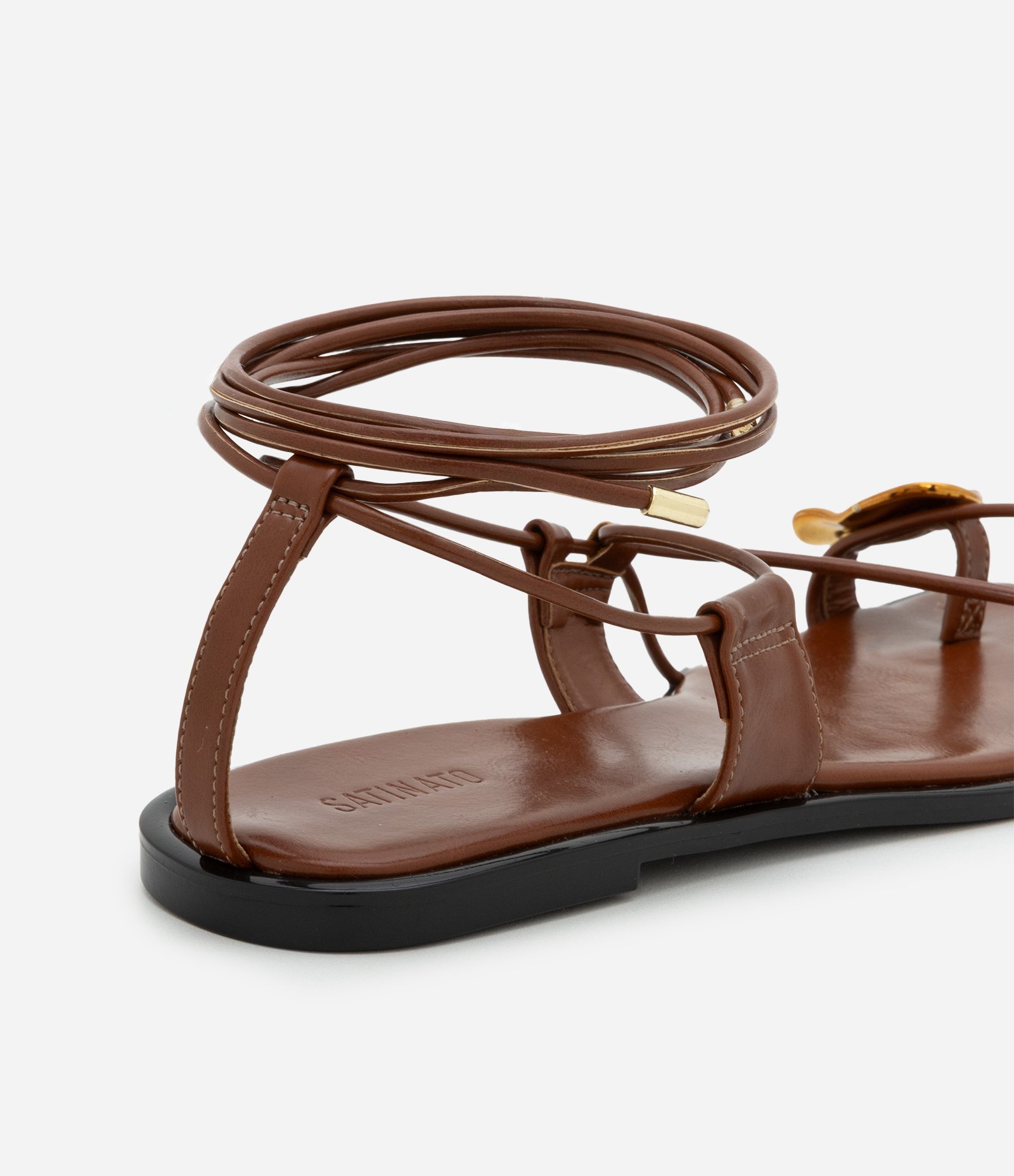 Sandália Rasteira com Detalhe de Metal Orgânico no Dedal e Amarração Caramelo 4