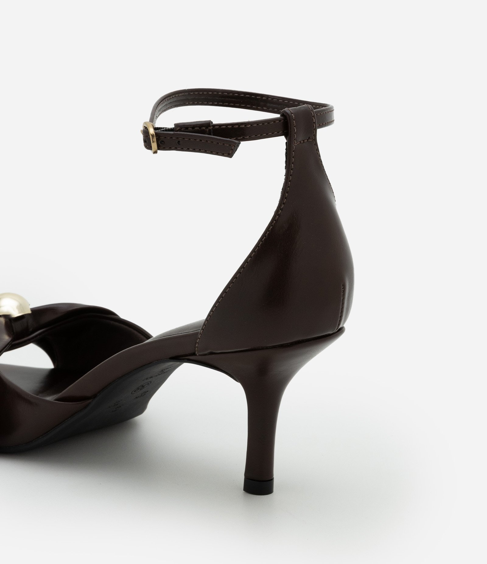 Sandália de Salto Fino com Laço e Esfera Contrastante Marrom 5