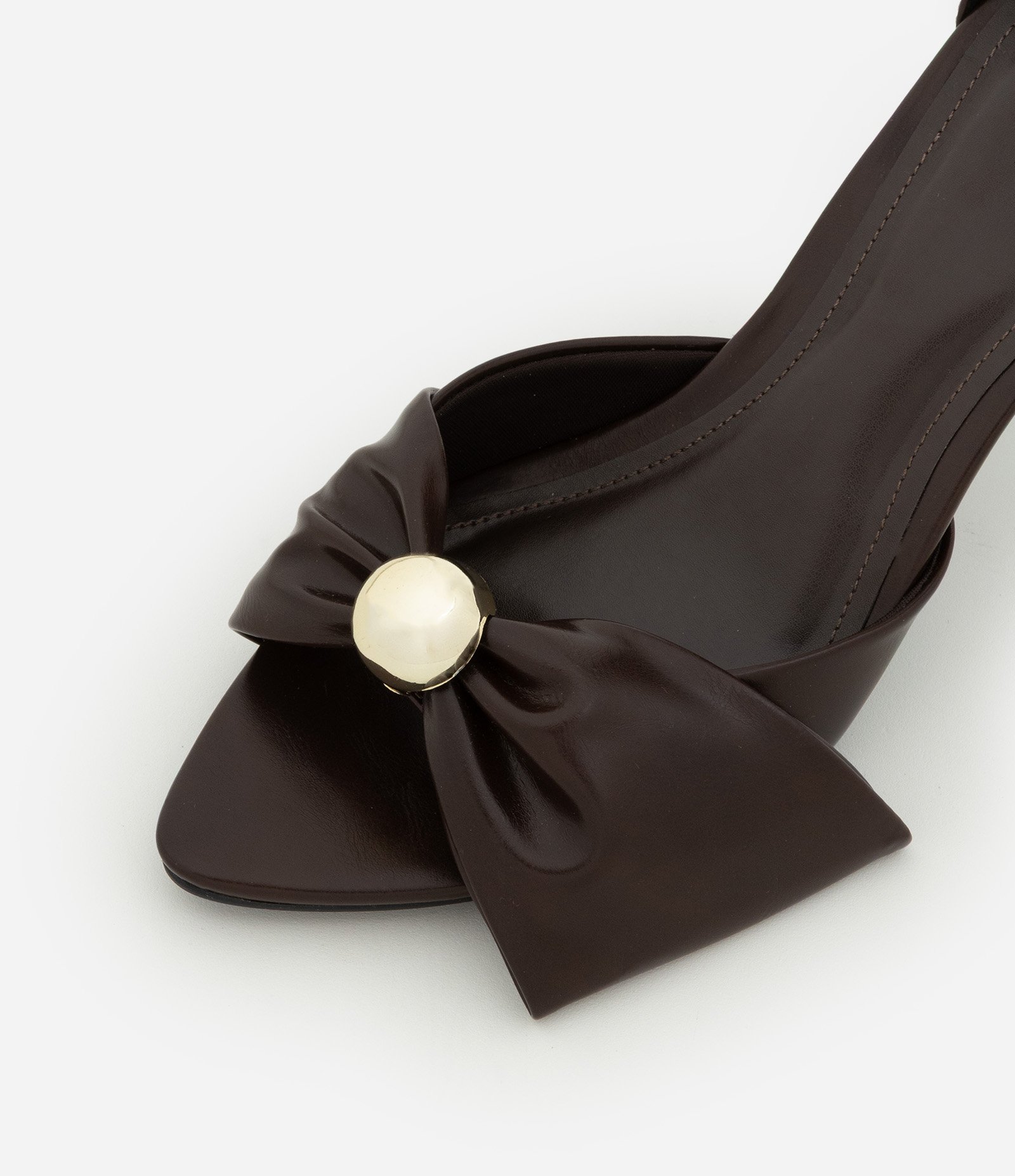 Sandália de Salto Fino com Laço e Esfera Contrastante Marrom 6