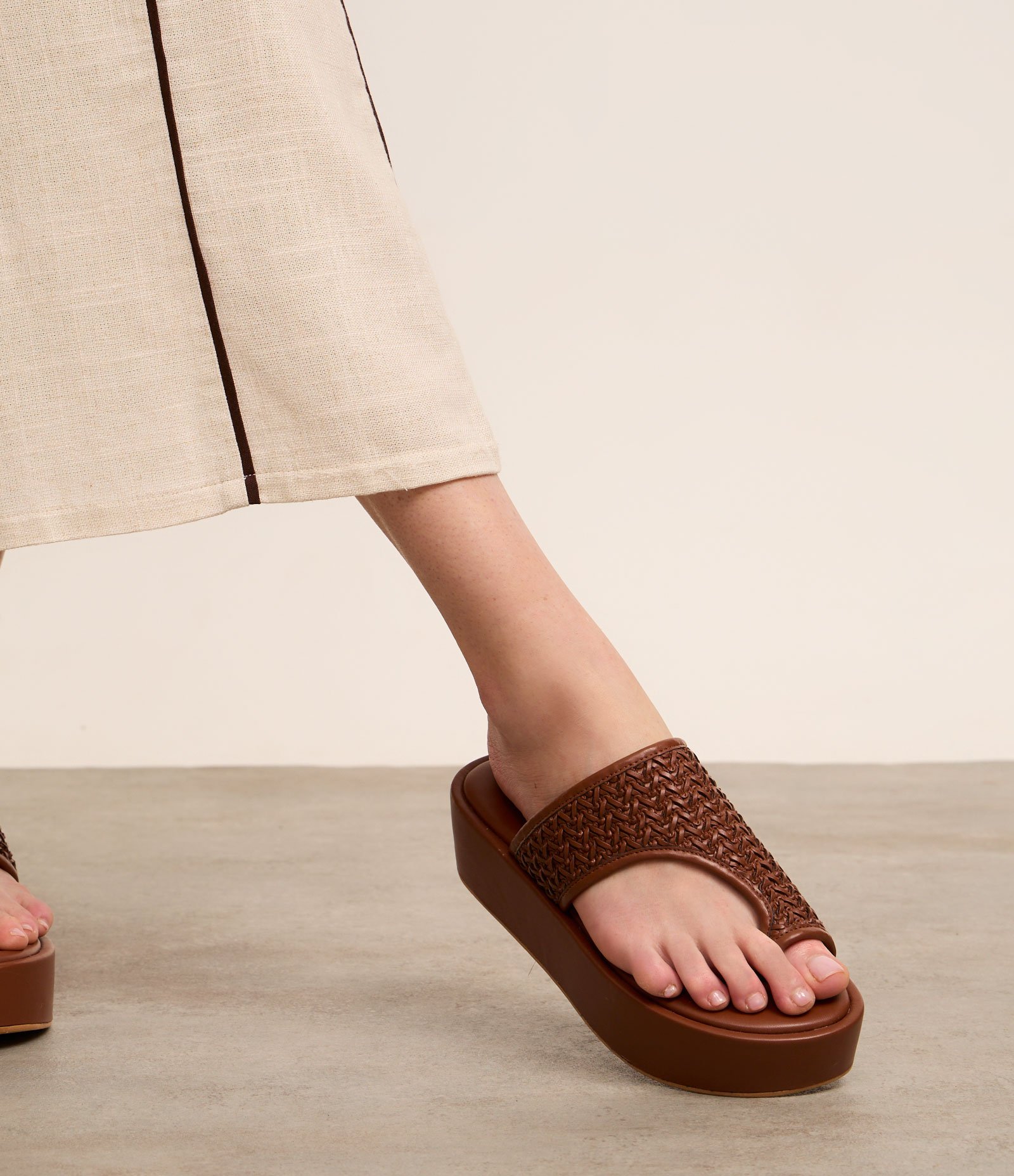 Sandália Flatform com Cabedal com Textura Macramê e Dedal 7