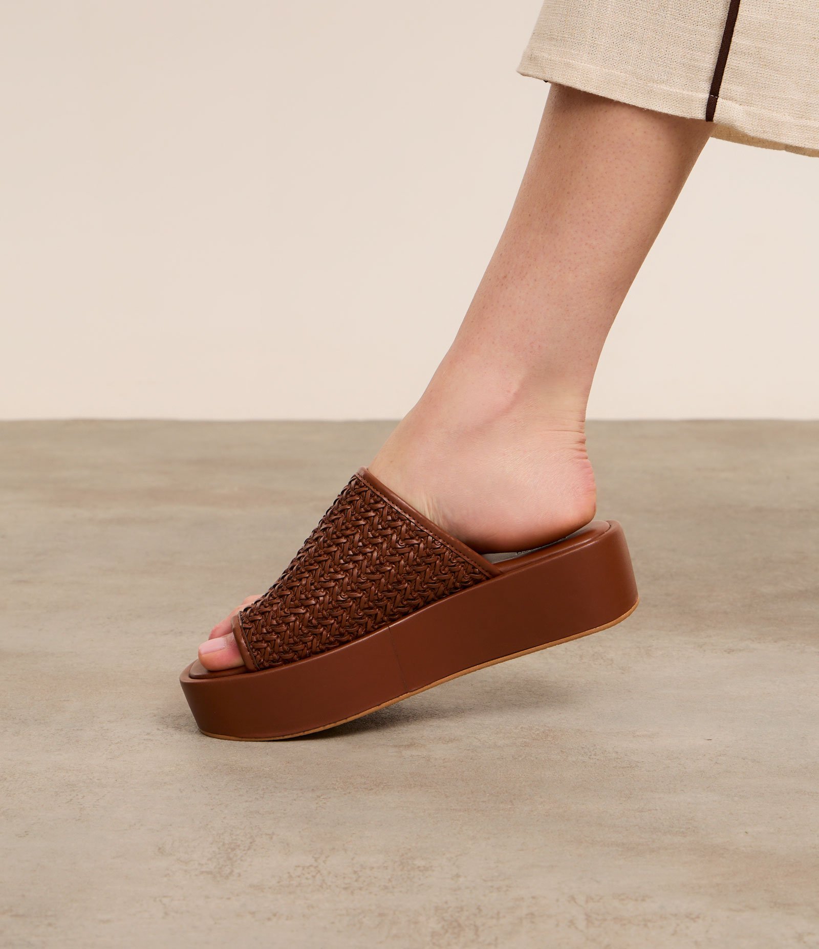 Sandália Flatform com Cabedal com Textura Macramê e Dedal 1