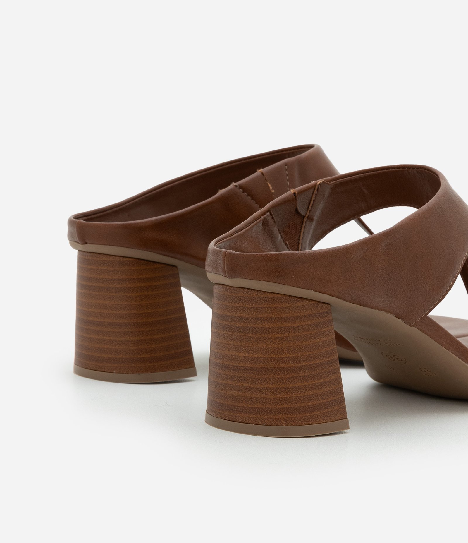 Sandália Dedo com Salto Bloco e Bico Quadrado Marrom 4
