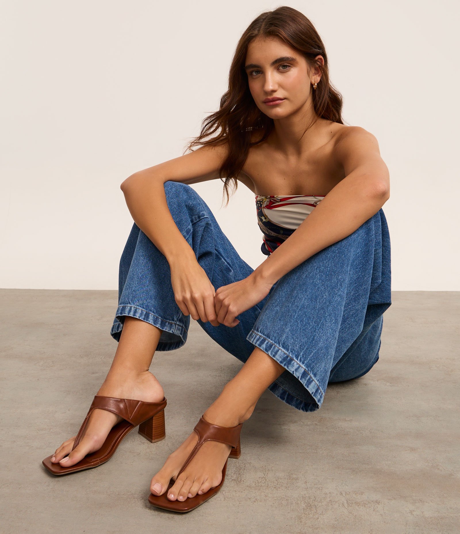 Sandália Dedo com Salto Bloco e Bico Quadrado Marrom 7